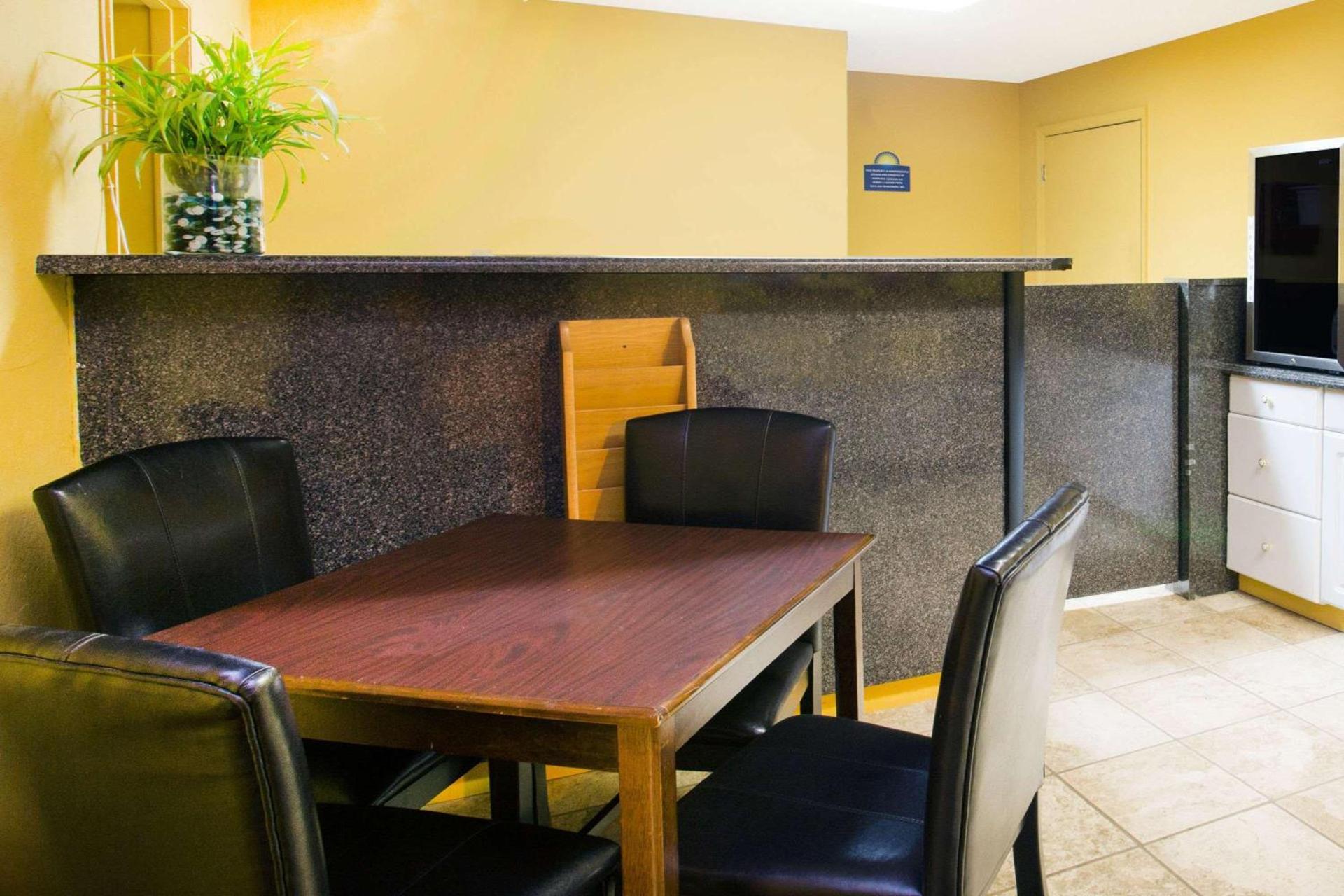Days Inn by Wyndham Camilla photo 2