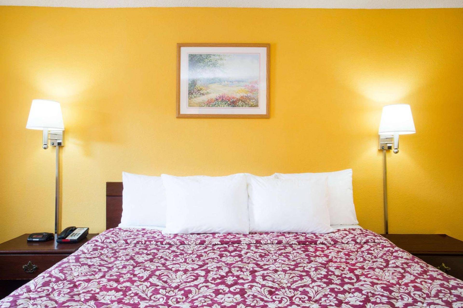 Days Inn by Wyndham Camilla photo 8