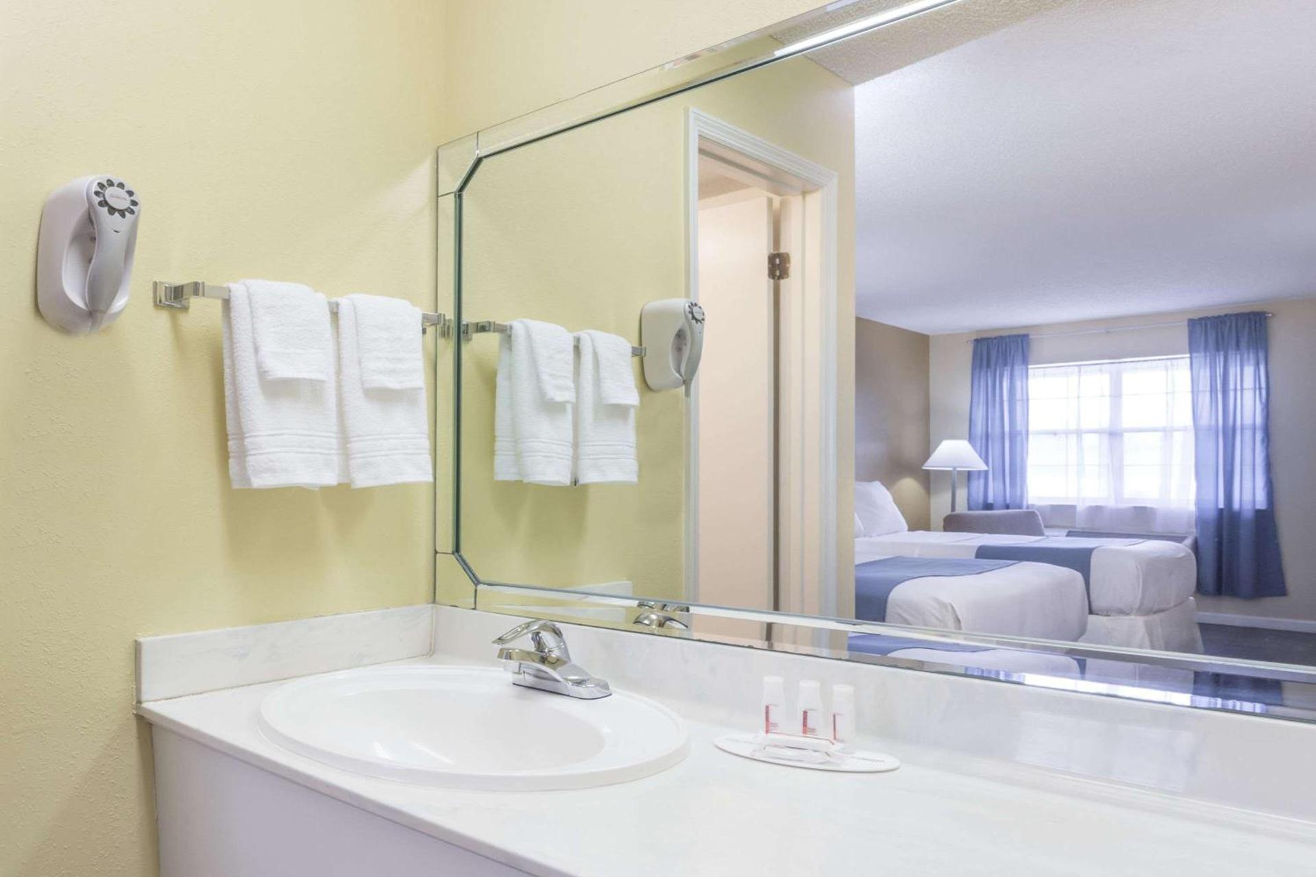 Days Inn by Wyndham Madison photo 4