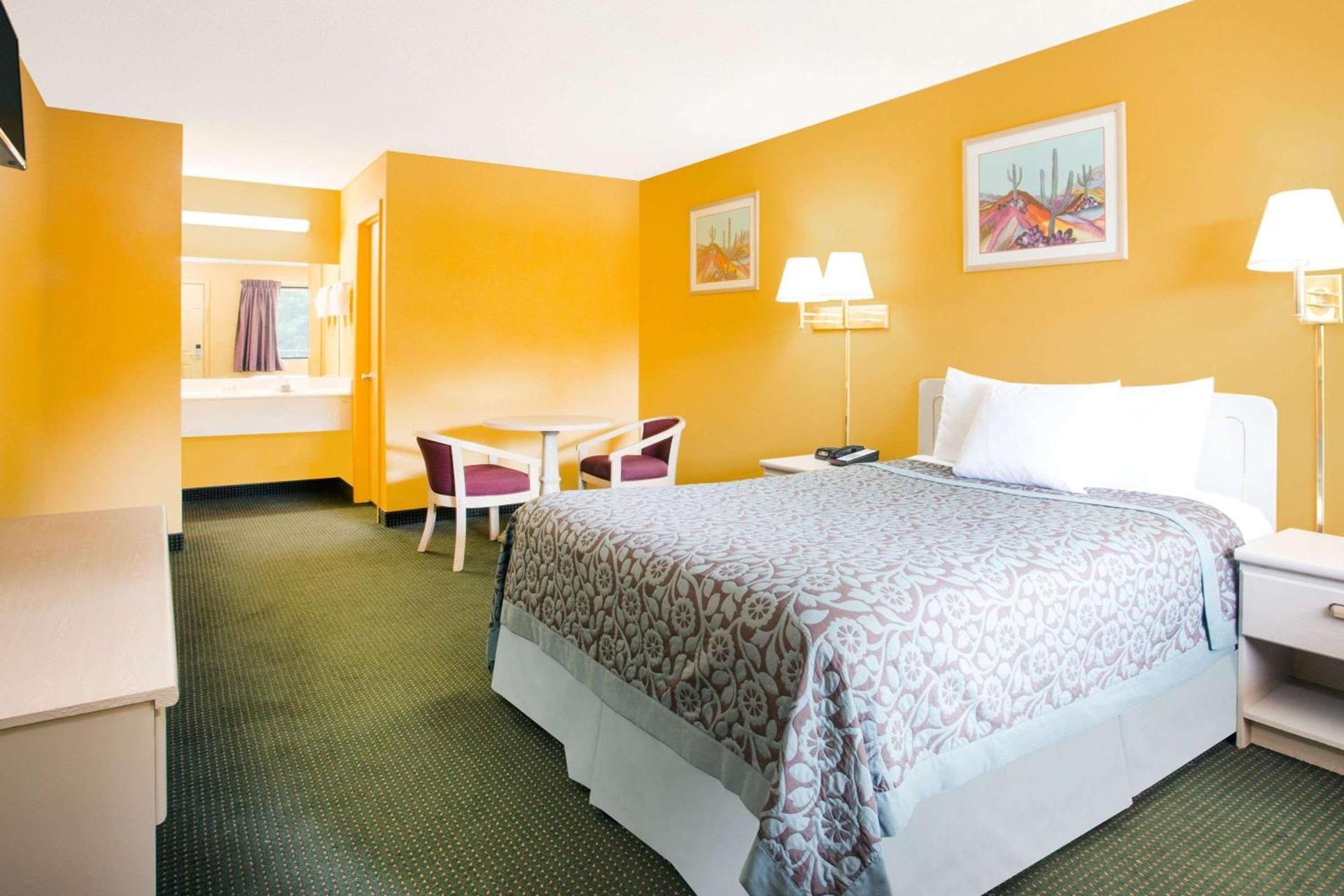 Days Inn by Wyndham Camilla photo 4