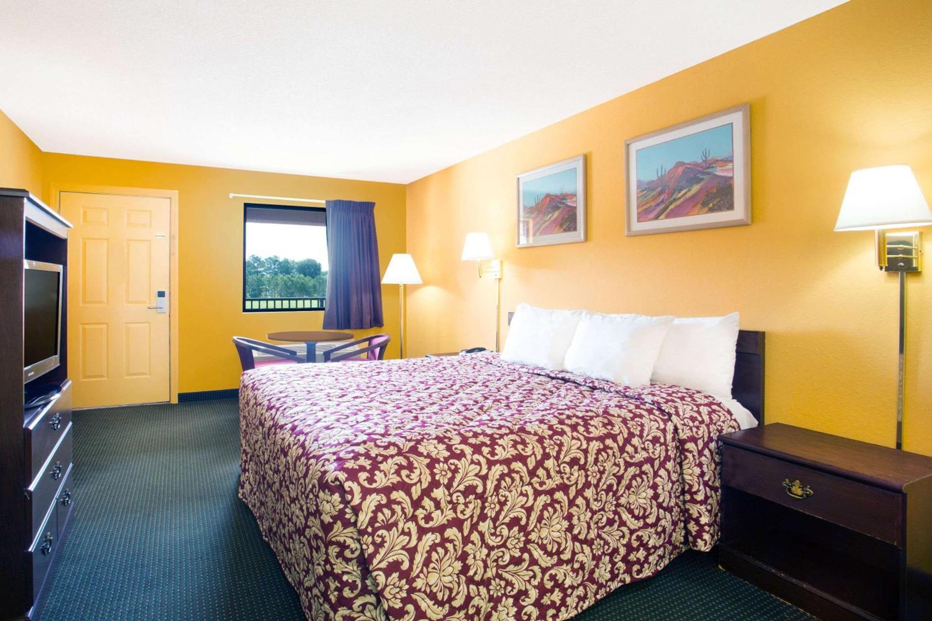 Days Inn by Wyndham Camilla photo 6