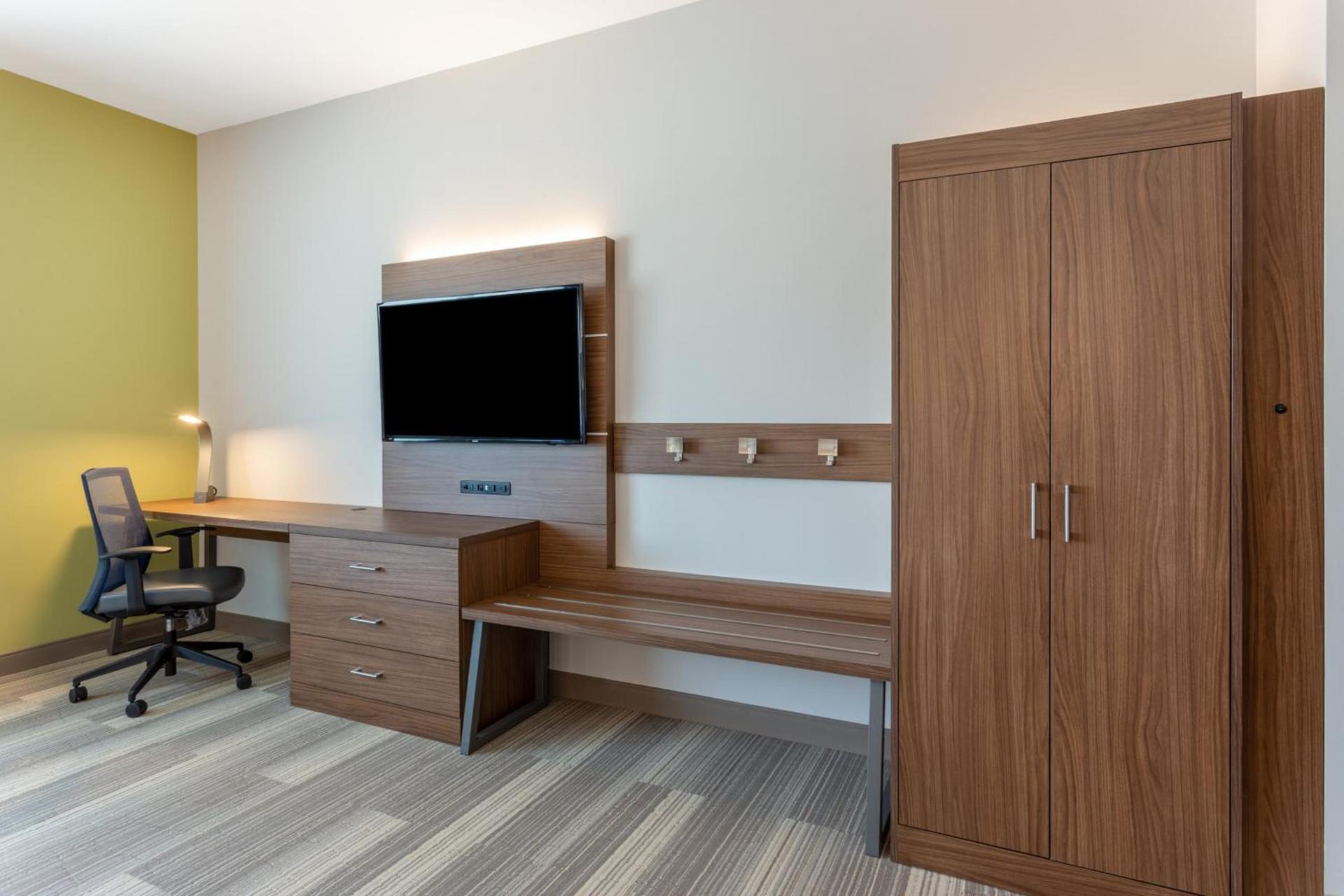Holiday Inn Express & Suites - Springfield North by IHG photo 9