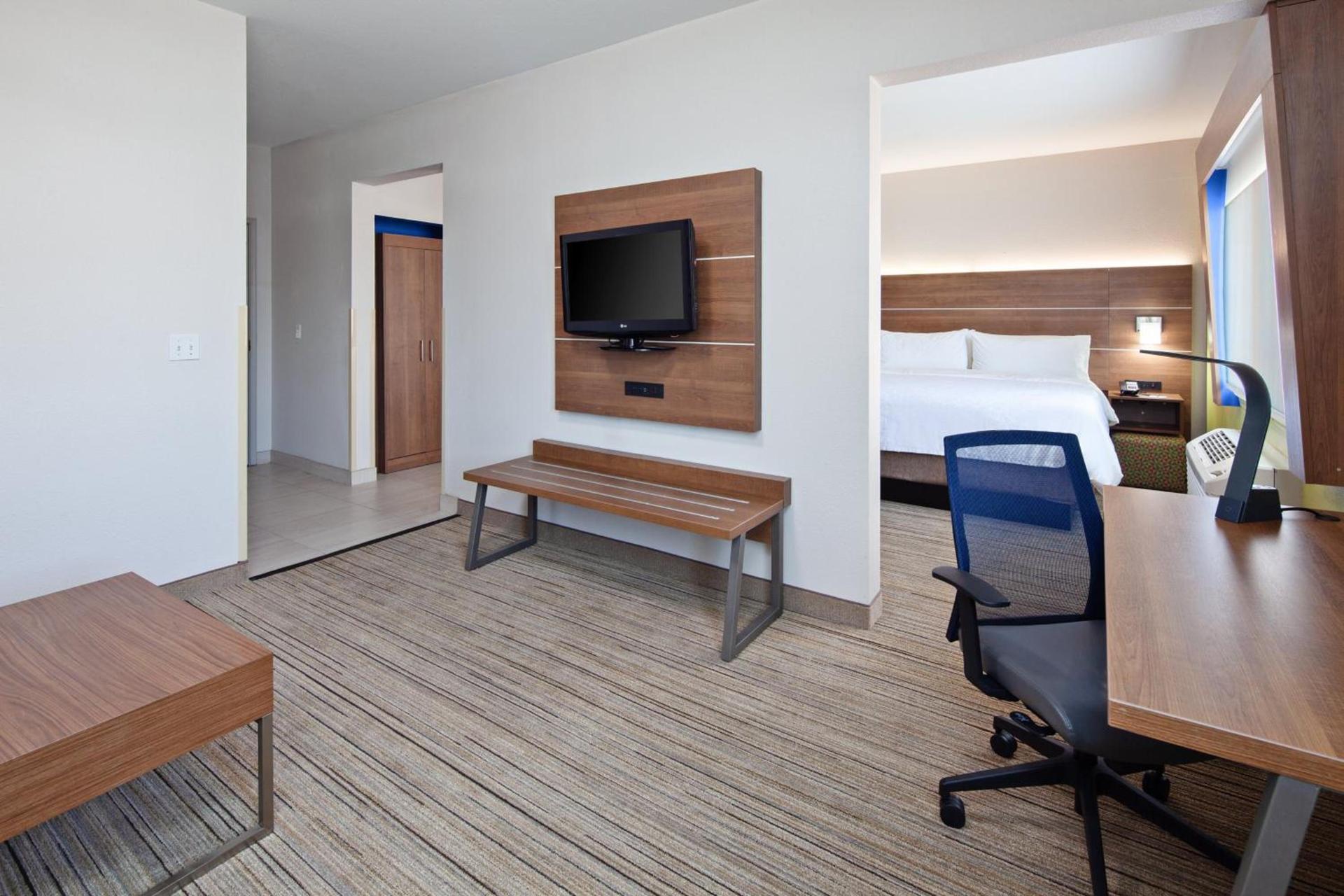 Holiday Inn Express & Suites - Tulare by IHG photo 28