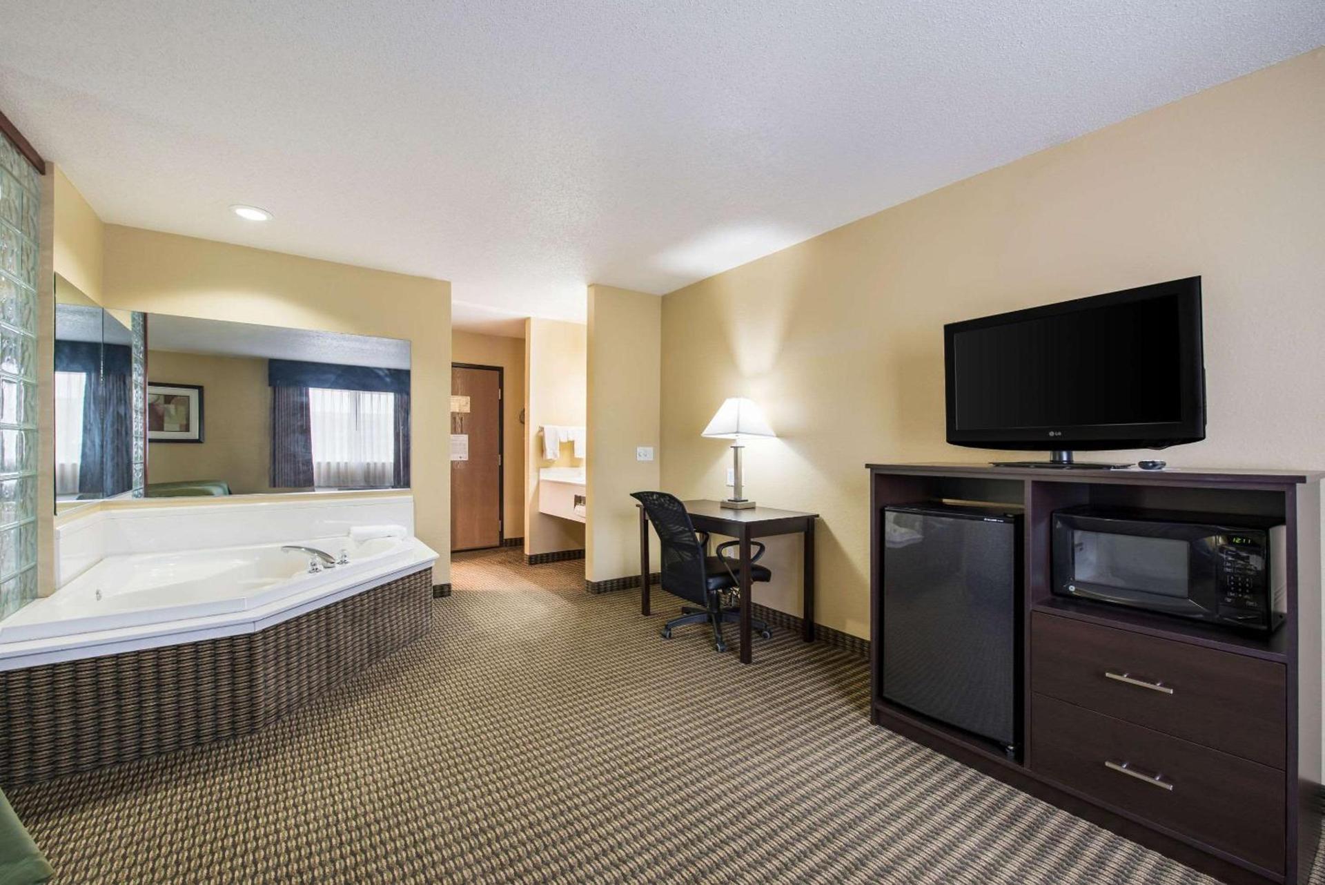Quality Inn & Suites Menomonie photo 16