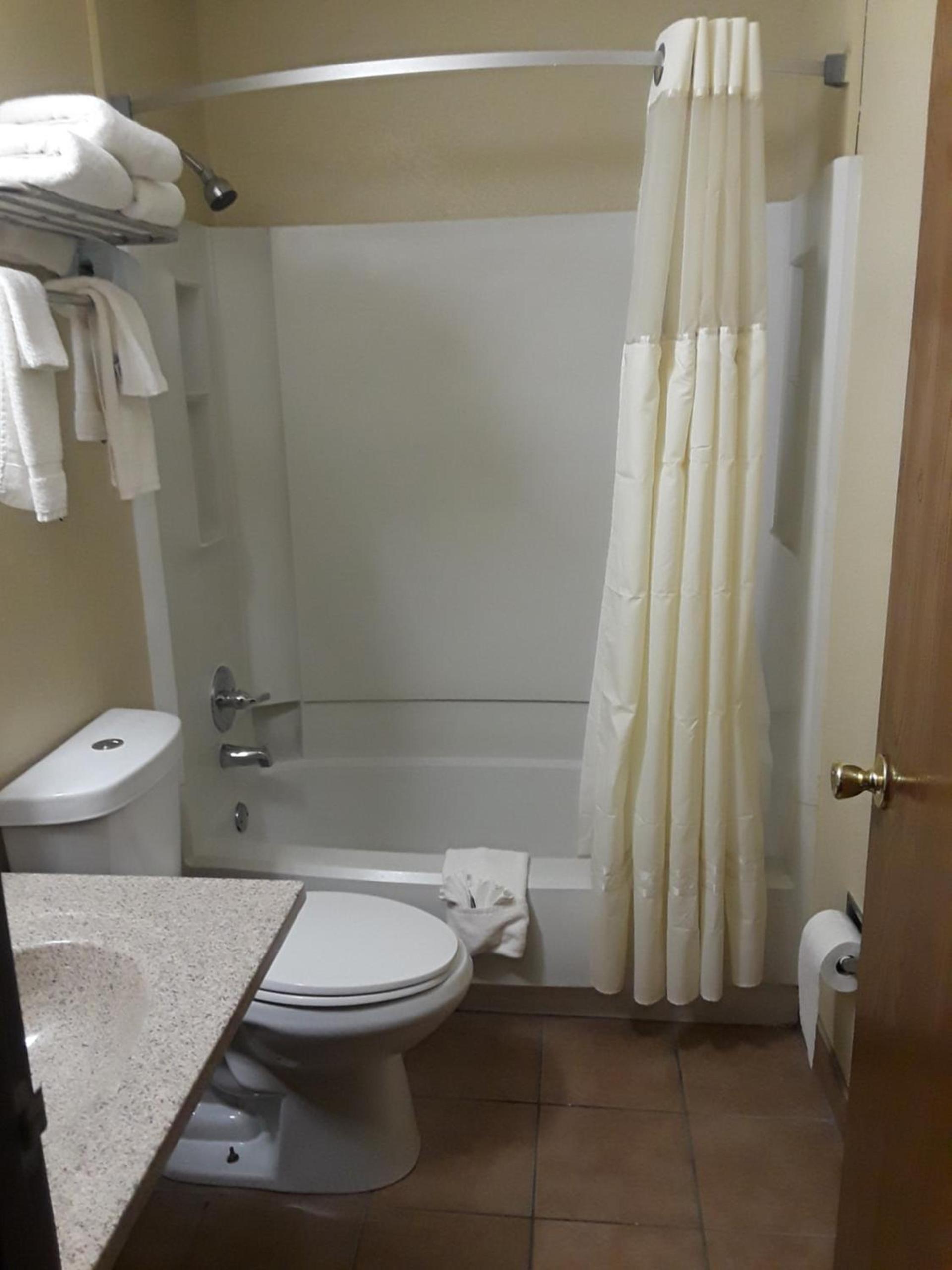 Faribault Hometown Inn & Suites photo 4