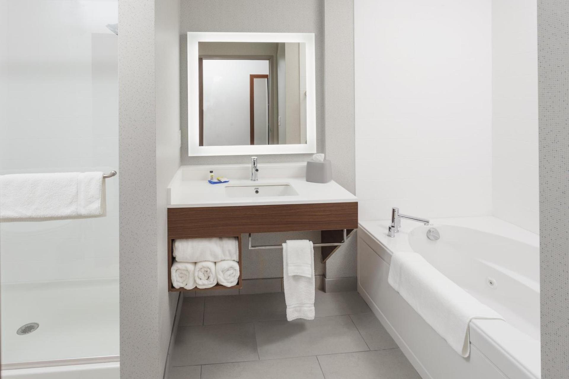 Holiday Inn Express & Suites - Hudson I-94 by IHG photo 26