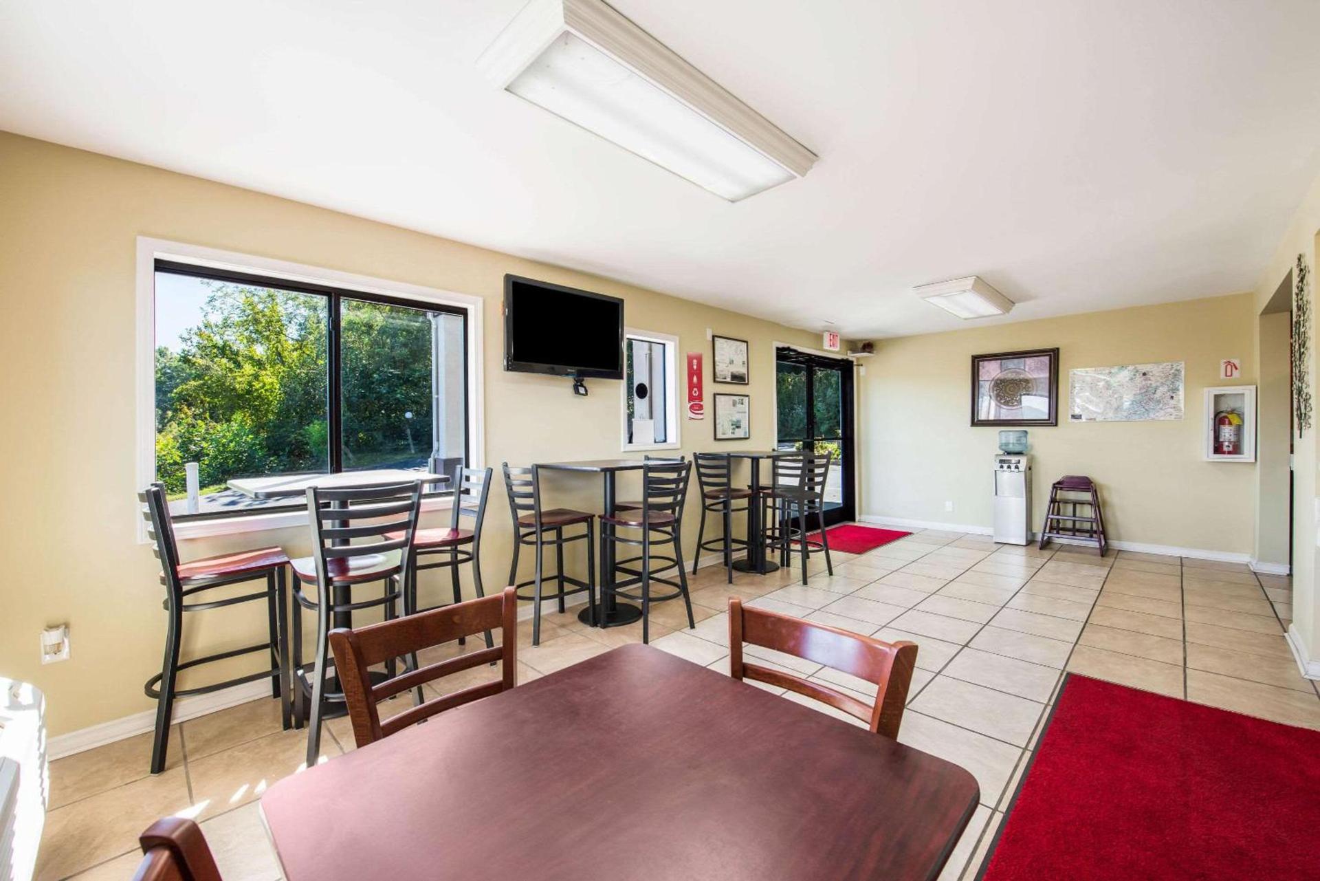 Econo Lodge Waynesville photo 11
