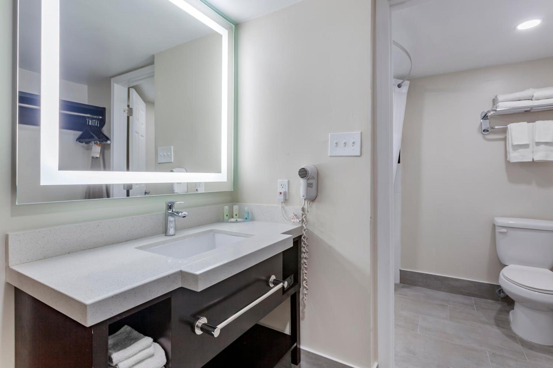 Quality Inn & Suites Goodyear - Phoenix West photo 37