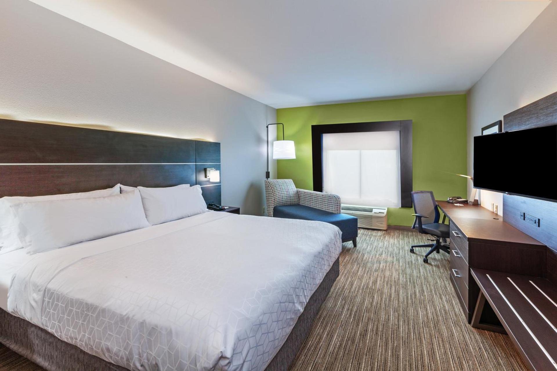 Holiday Inn Express & Suites Sealy by IHG photo 20