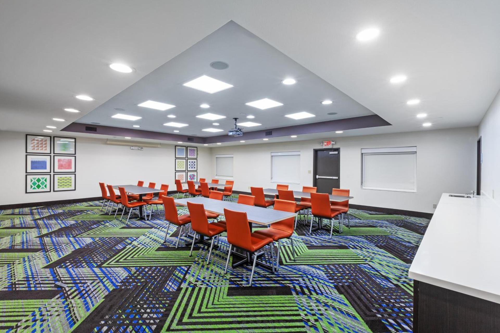 Holiday Inn Express & Suites Sealy by IHG photo 16