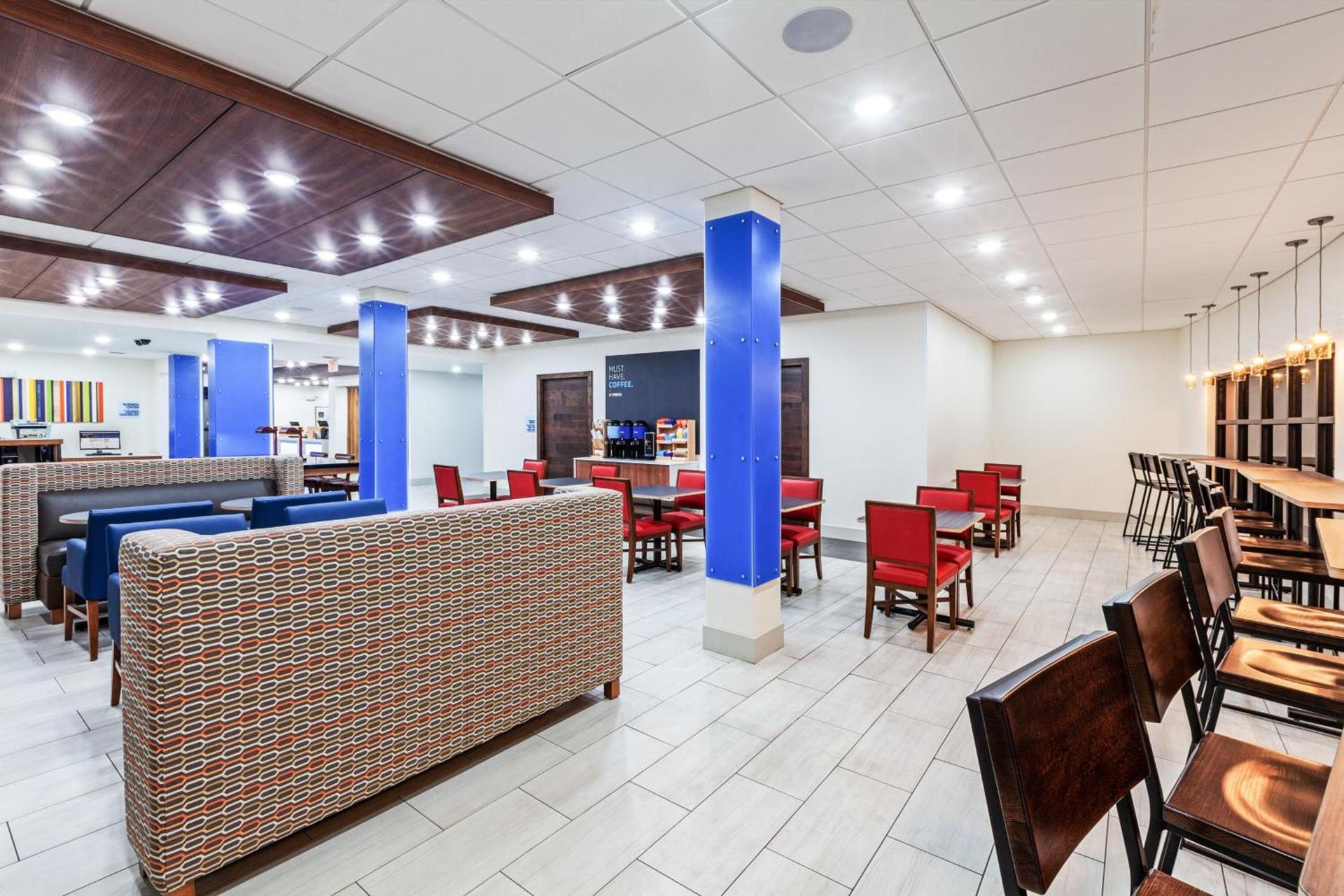 Holiday Inn Express & Suites Sealy by IHG photo 18