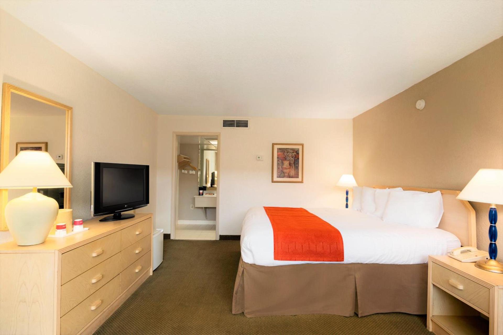 Ramada by Wyndham Kissimmee Gateway - Free Theme Park Shuttle photo 79