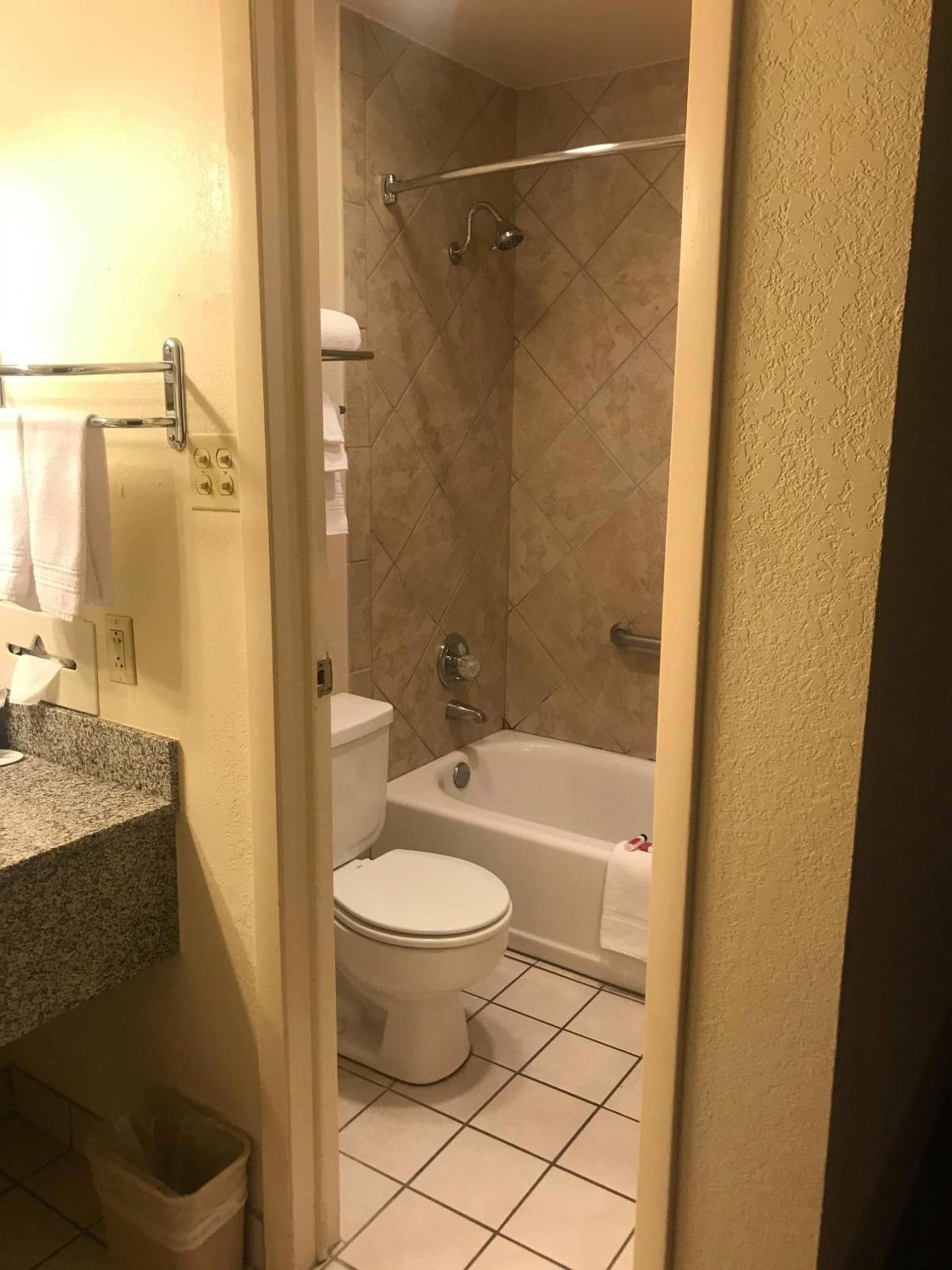 Days Inn by Wyndham Abilene photo 9