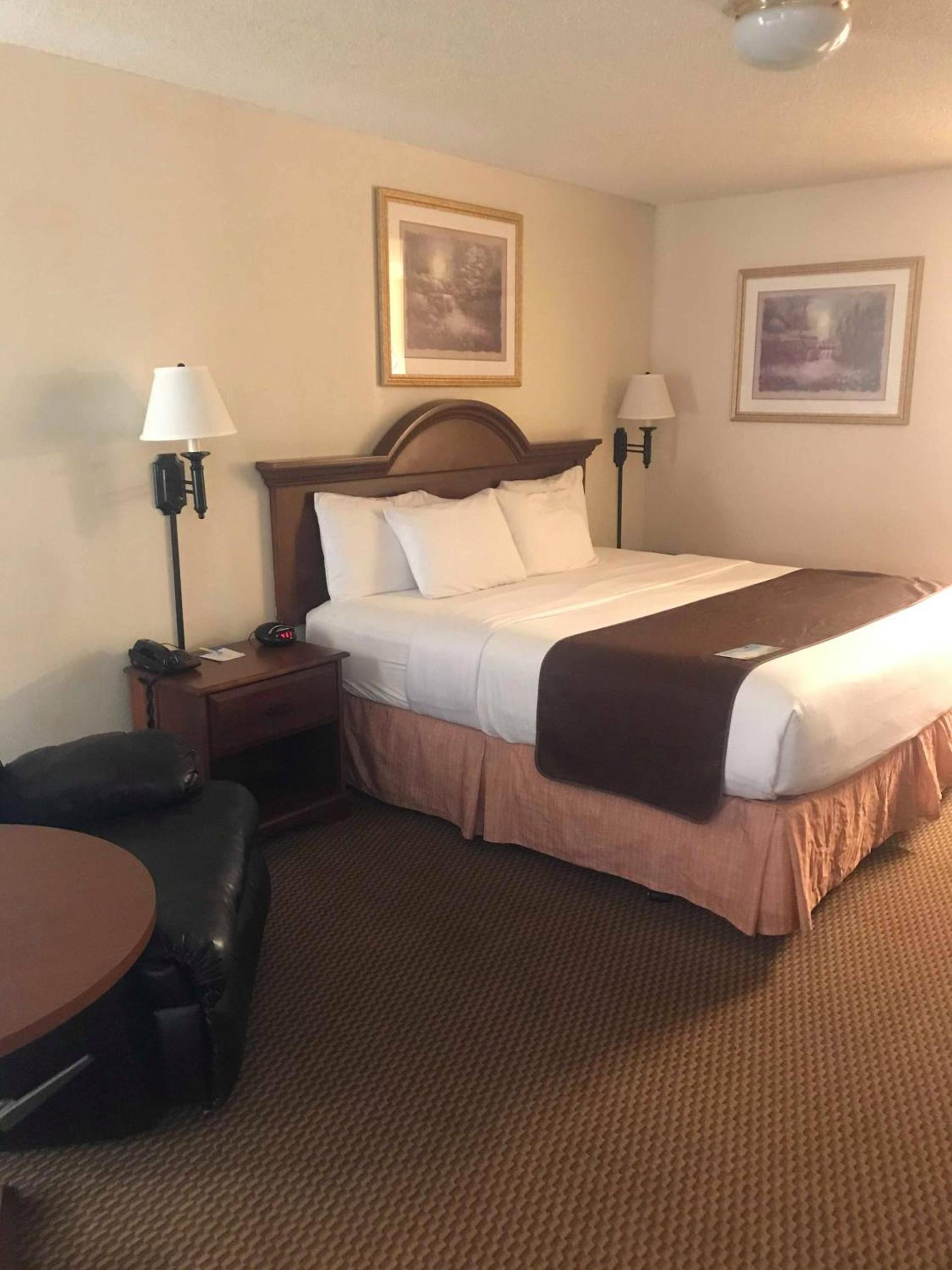 Days Inn by Wyndham Abilene photo 13