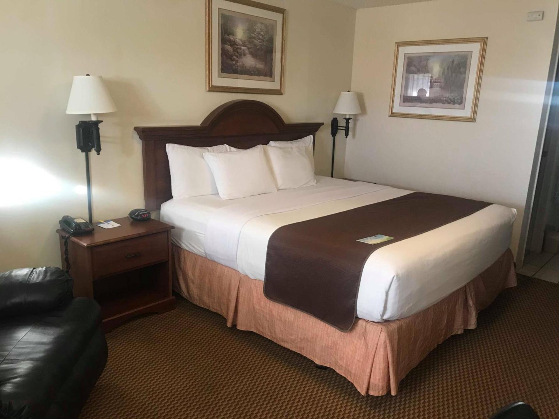 Days Inn by Wyndham Abilene photo 14