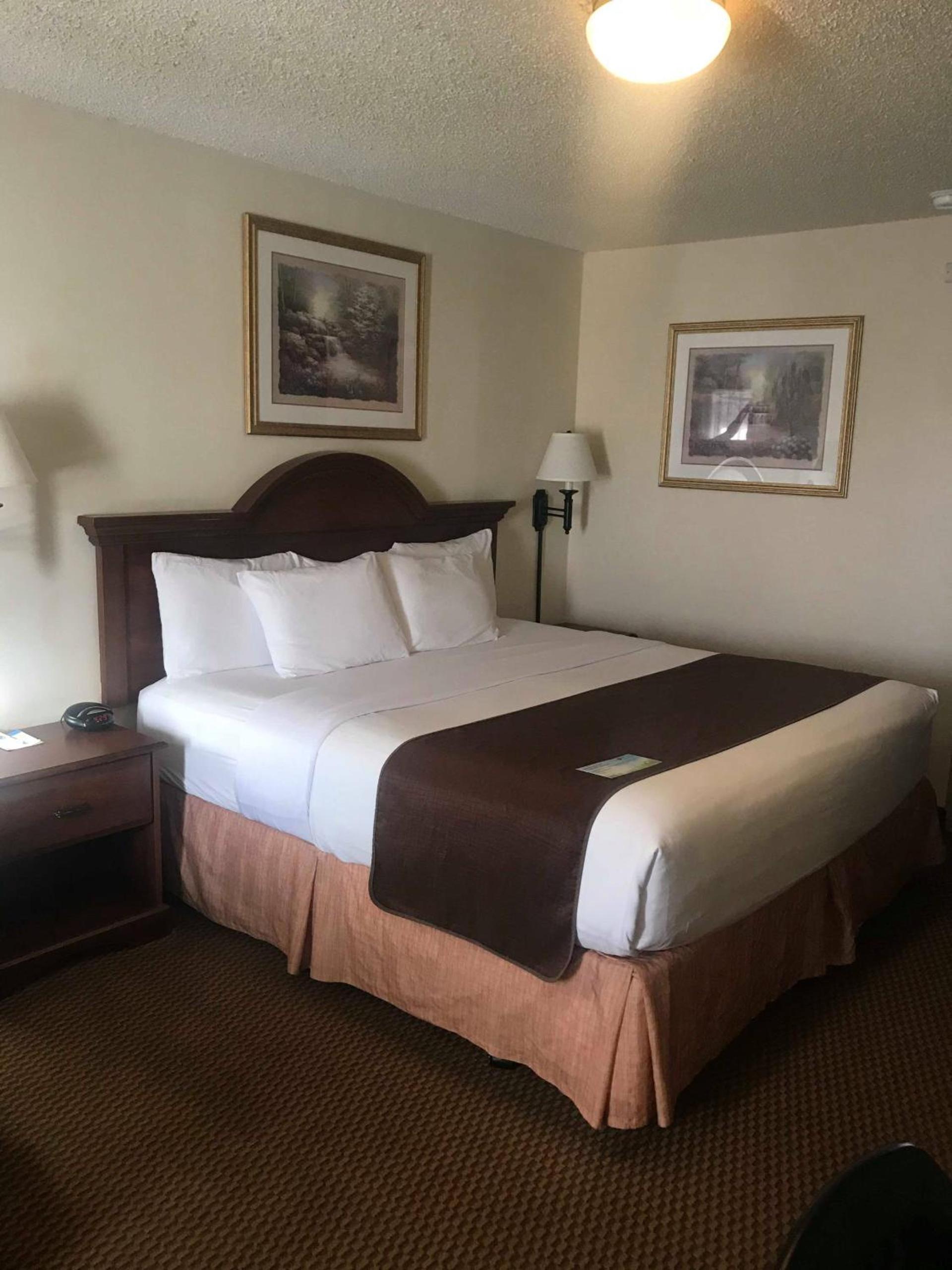 Days Inn by Wyndham Abilene photo 23