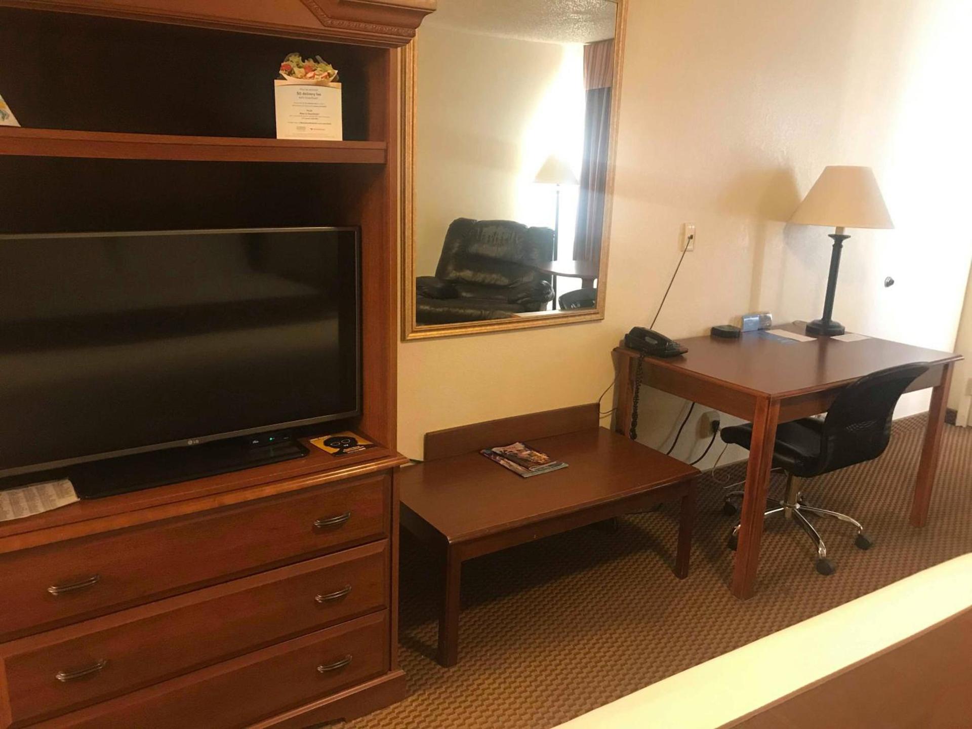 Days Inn by Wyndham Abilene photo 24