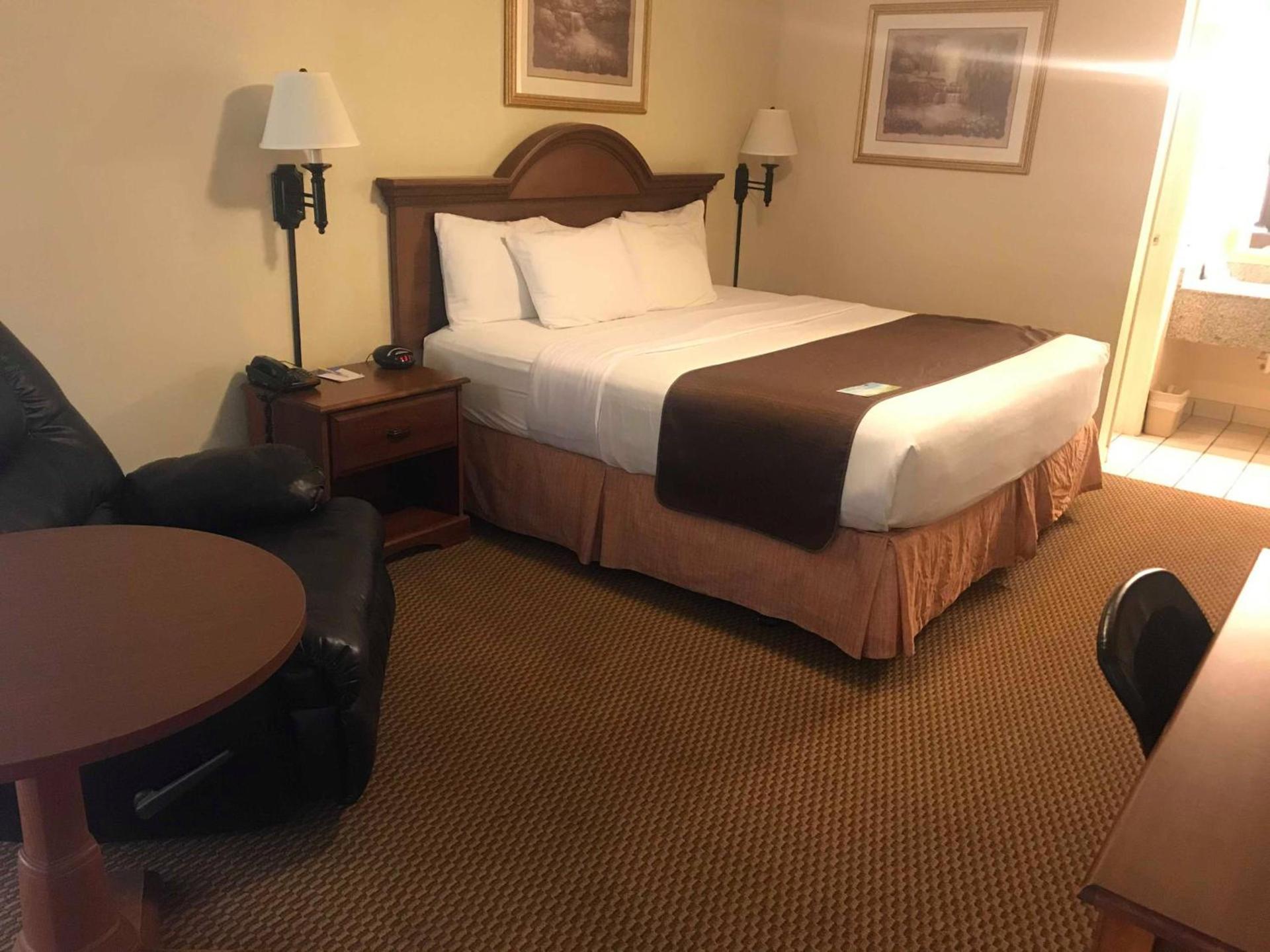 Days Inn by Wyndham Abilene photo 26