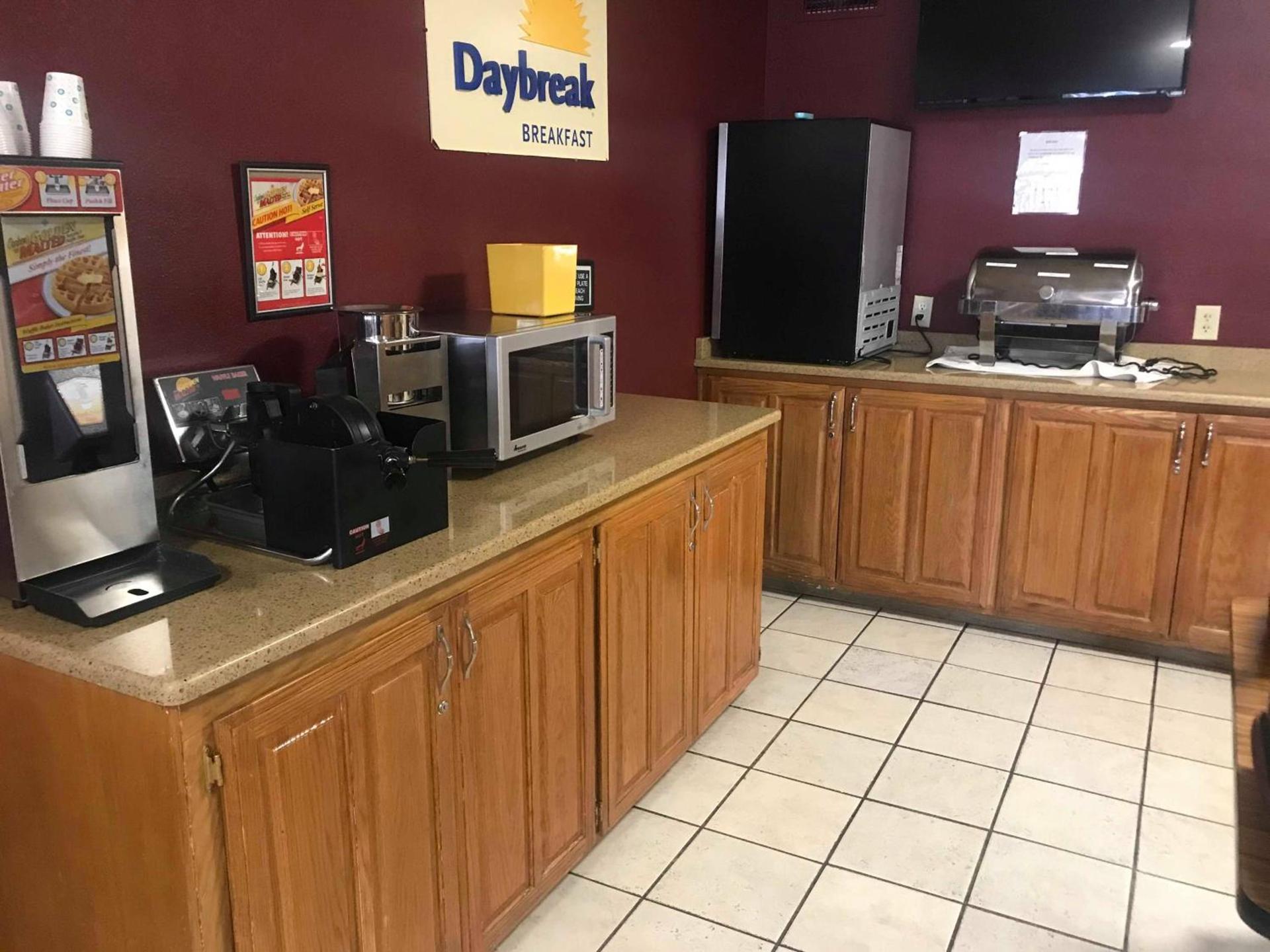 Days Inn by Wyndham Abilene photo 8