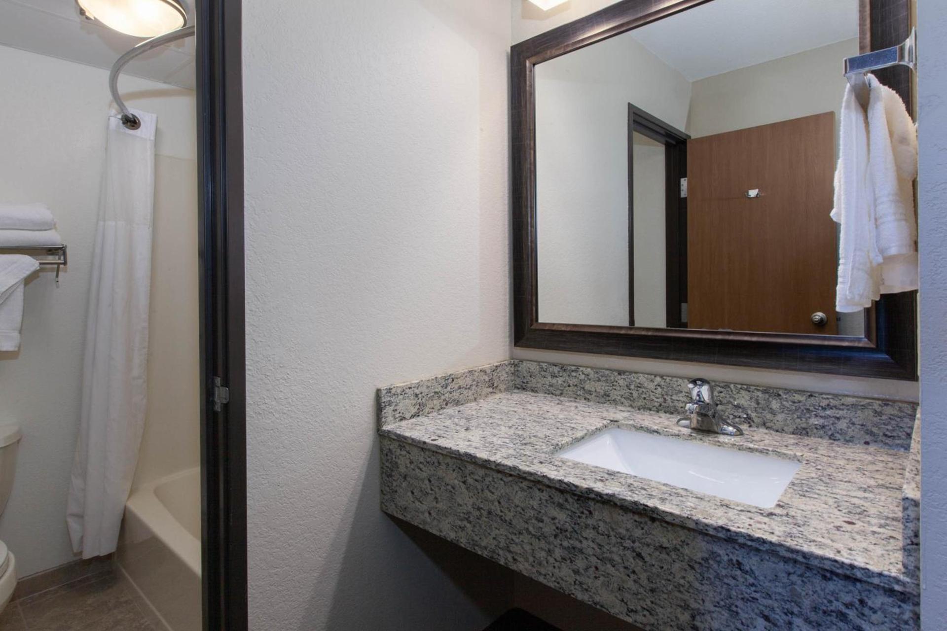 AmericInn by Wyndham Iron River photo 12