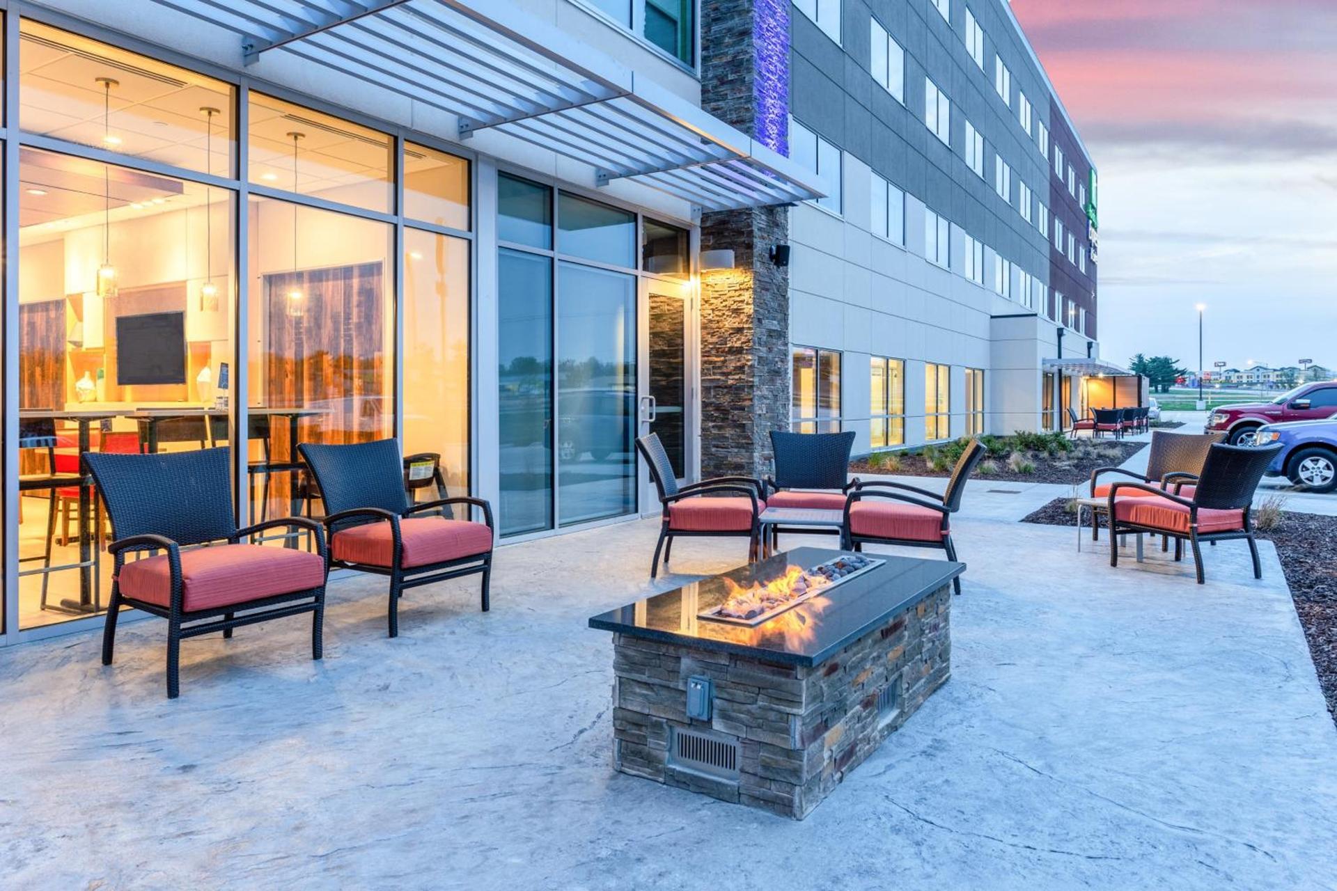 Holiday Inn Express & Suites - Springfield North by IHG photo 2