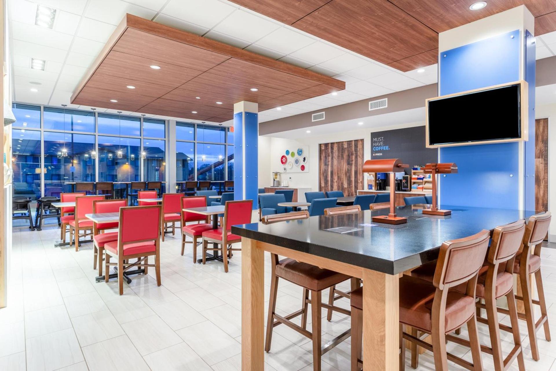 Holiday Inn Express & Suites - Springfield North by IHG photo 22