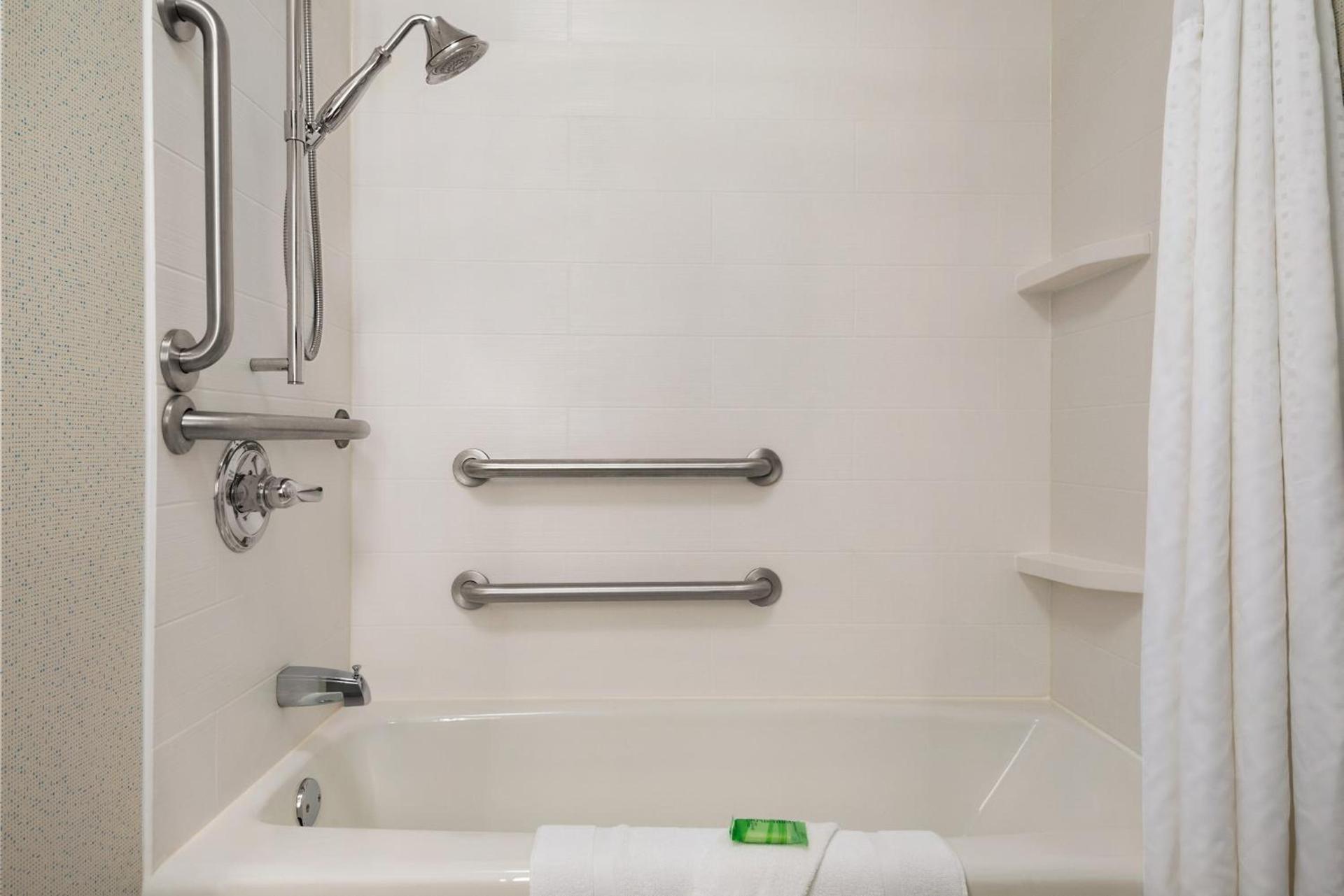 Holiday Inn Express Hotel & Suites McAlester by IHG photo 10
