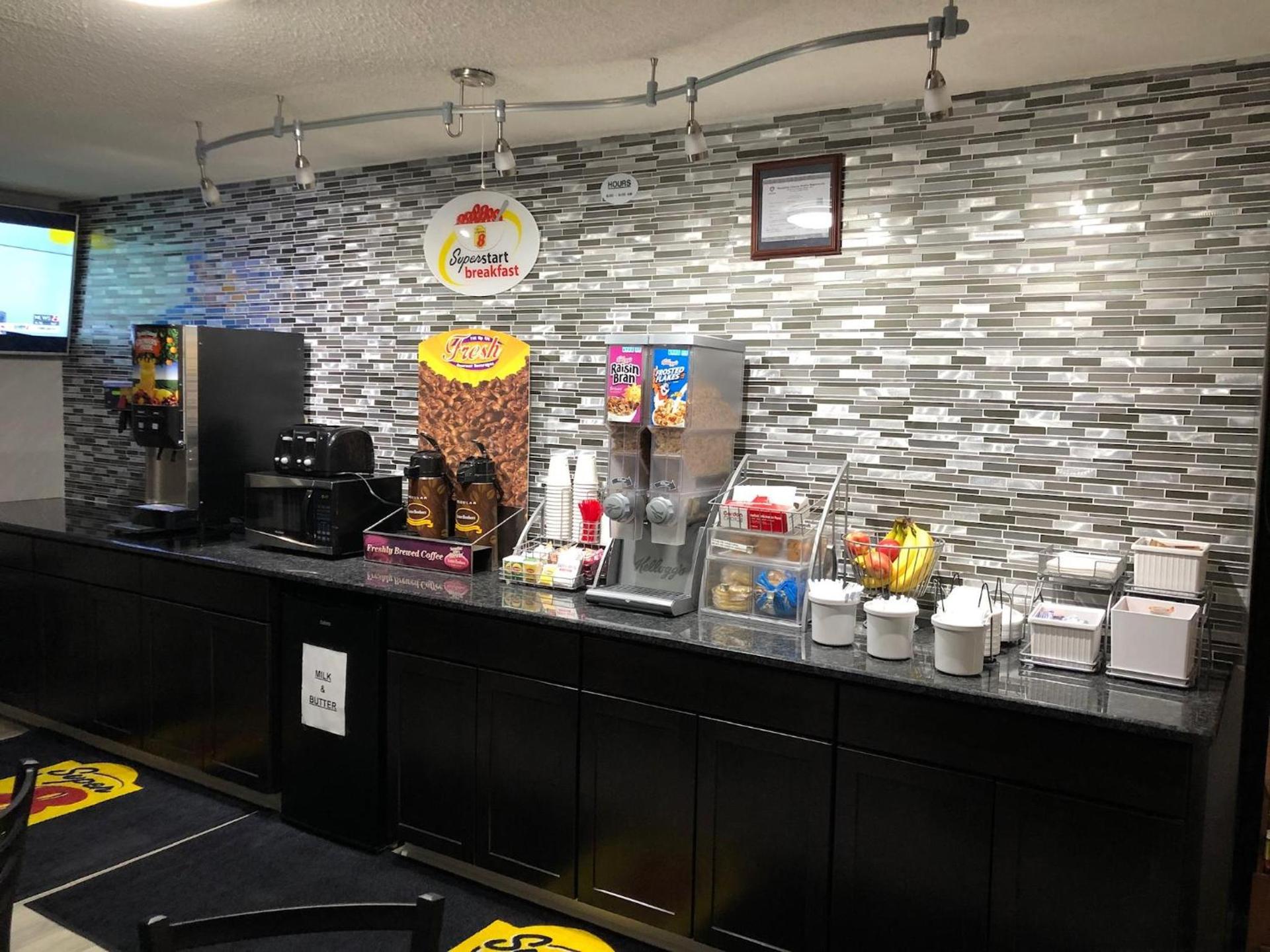 Super 8 by Wyndham Brownsburg photo 16