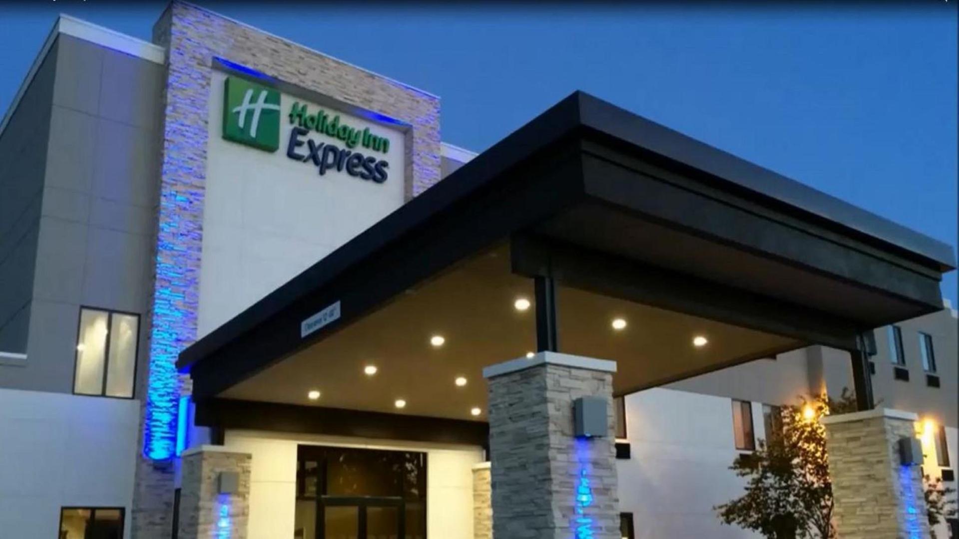 Holiday Inn Express & Suites - Oklahoma City Airport by IHG photo 1