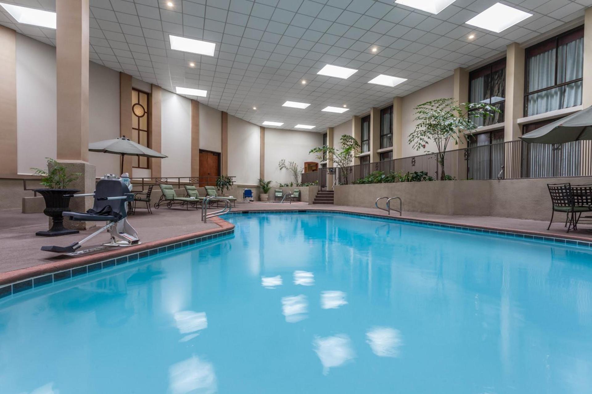 Wyndham Visalia photo 17