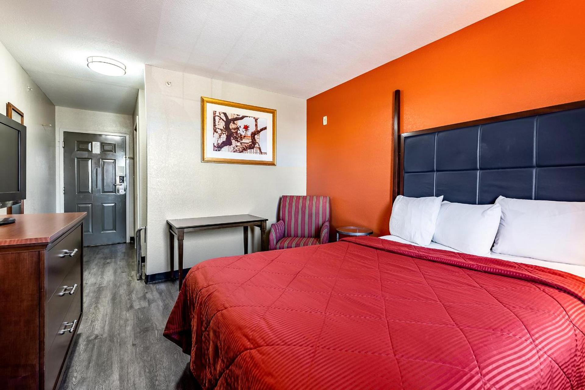 Rodeway Inn photo 11