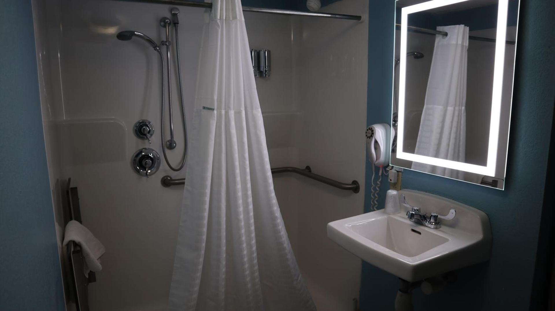 Waterfront Inn PHL Airport photo 6