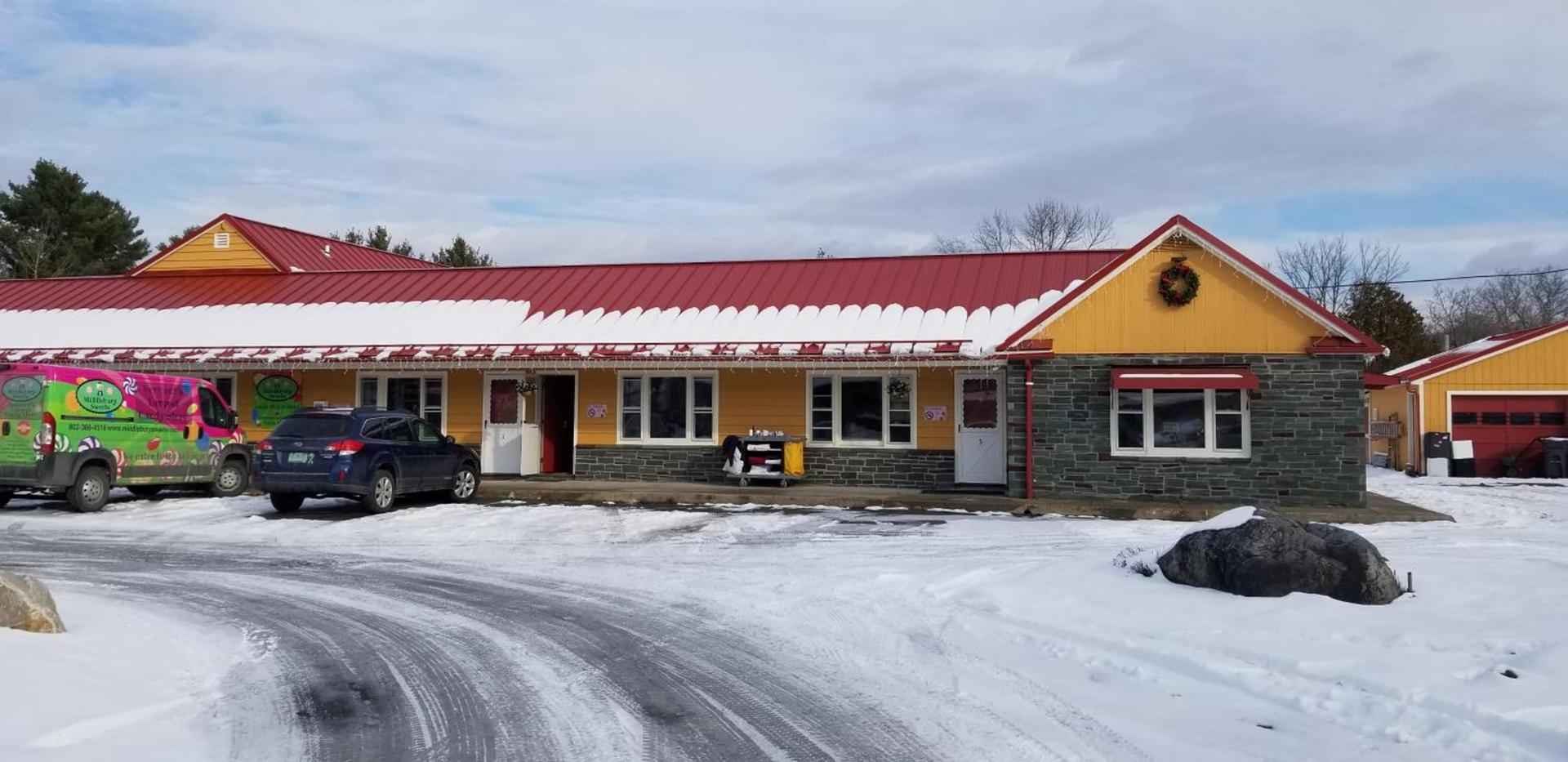 Middlebury Sweets Motel photo 37