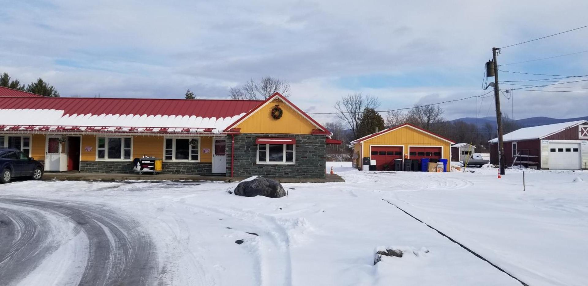 Middlebury Sweets Motel photo 36