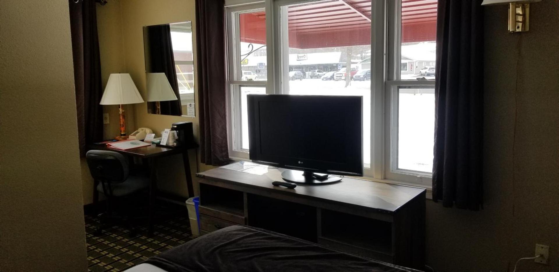 Middlebury Sweets Motel photo 31