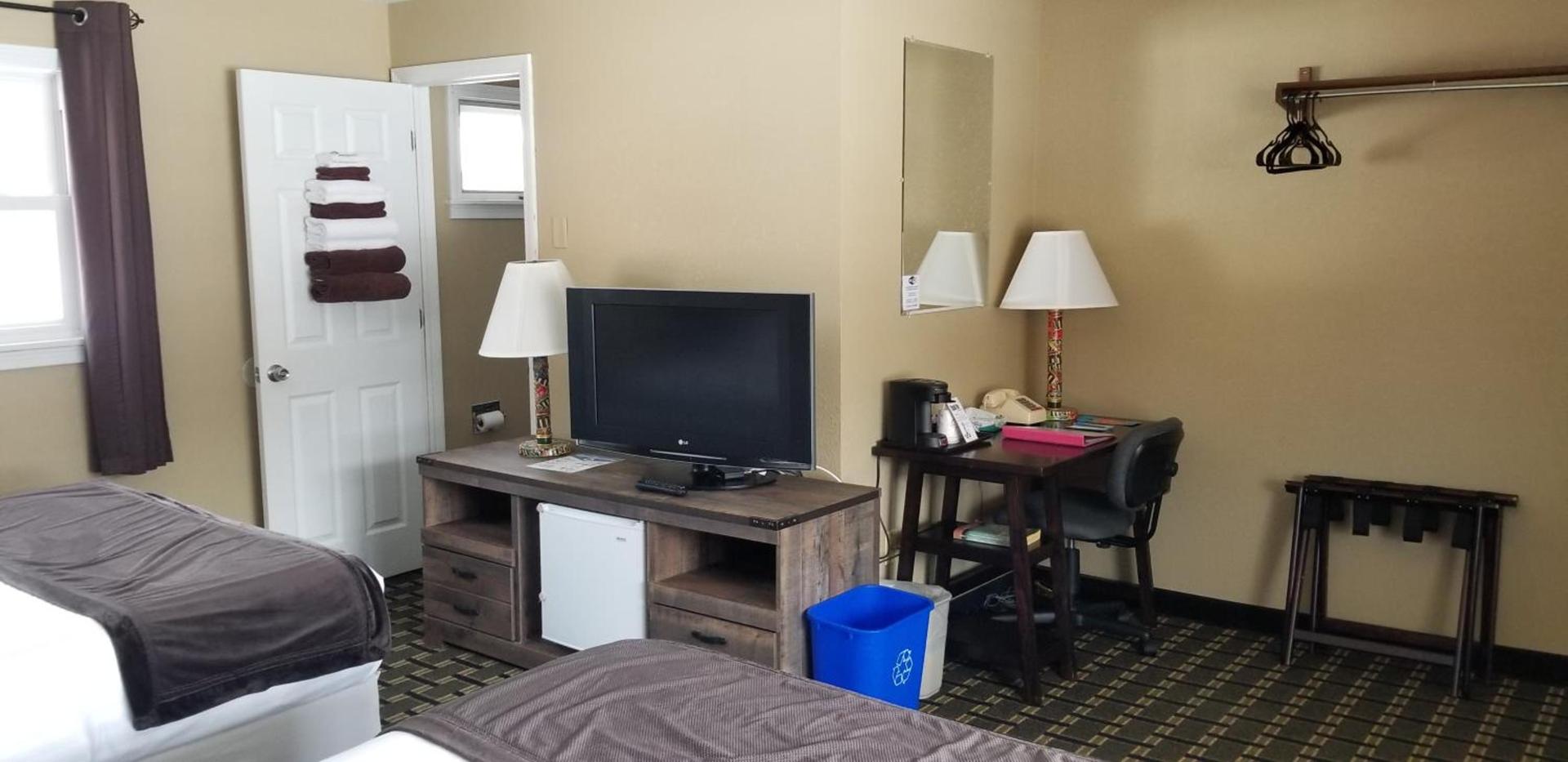 Middlebury Sweets Motel photo 27