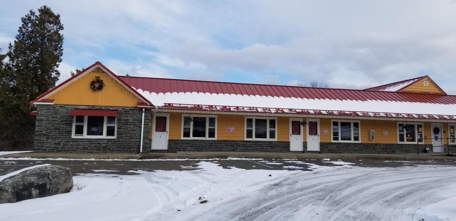 Middlebury Sweets Motel photo 15