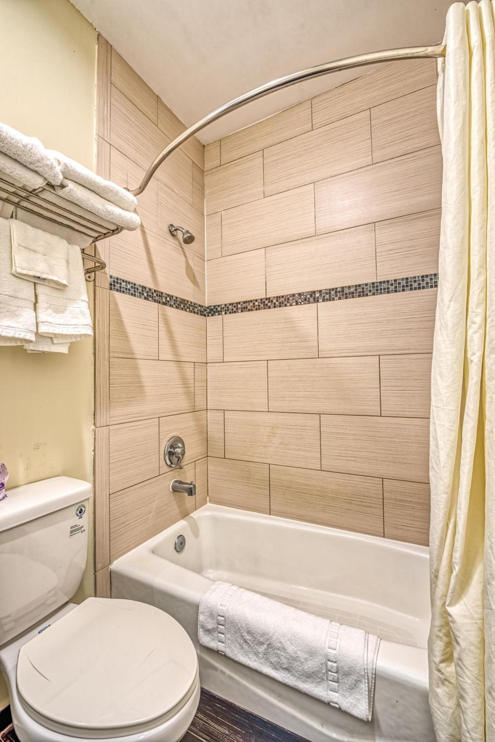 Hollywood City Inn photo 11