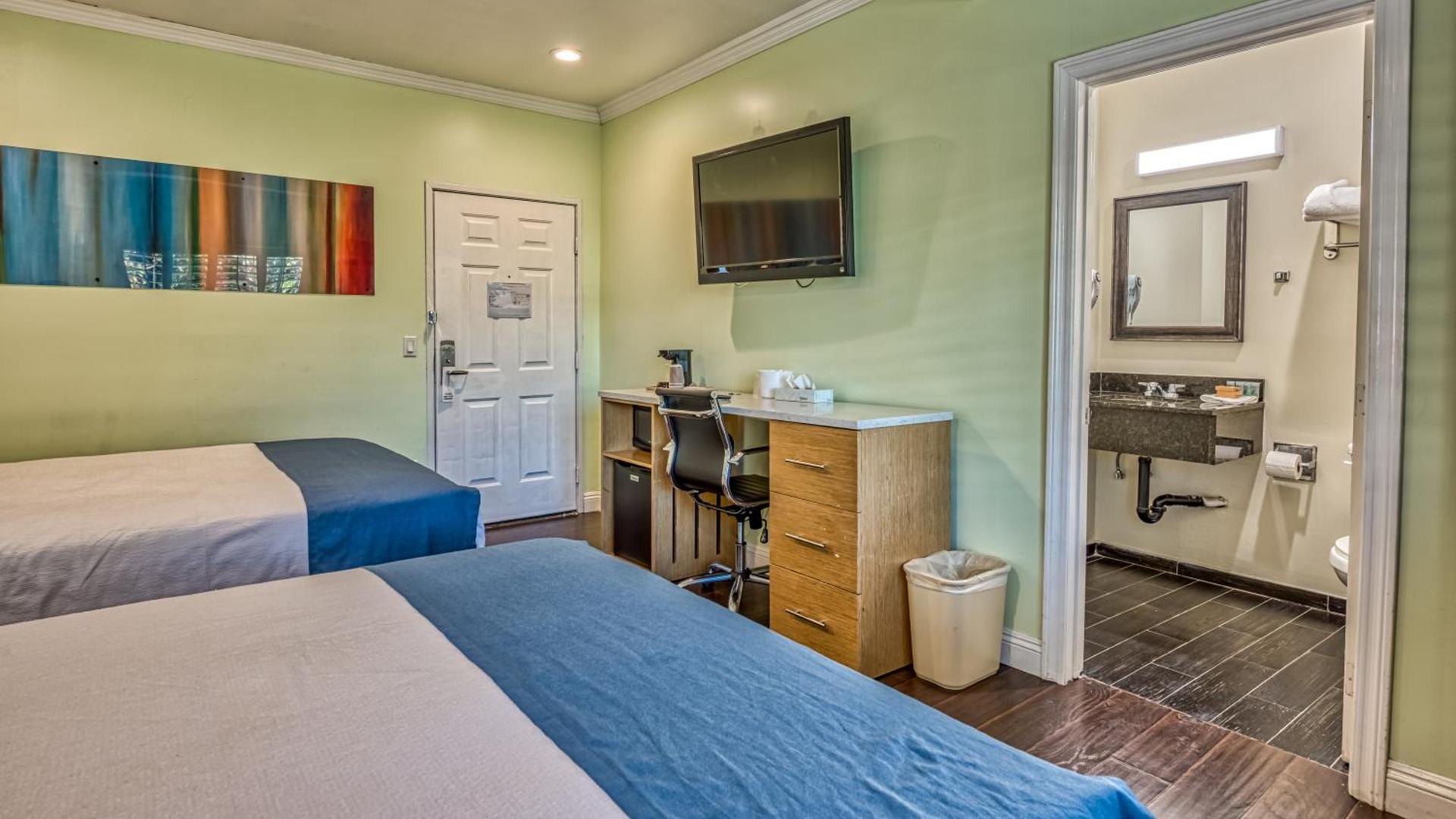 Hollywood City Inn photo 45