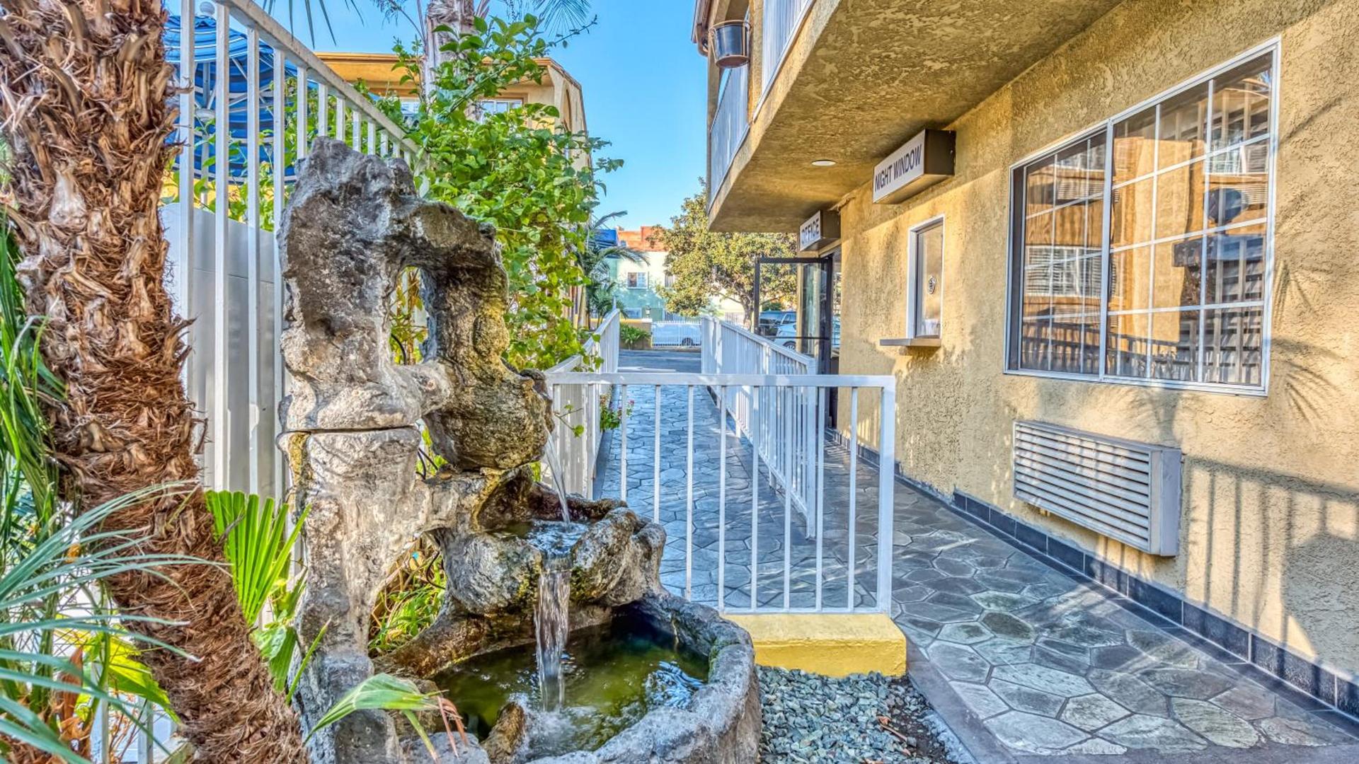 Hollywood City Inn photo 39