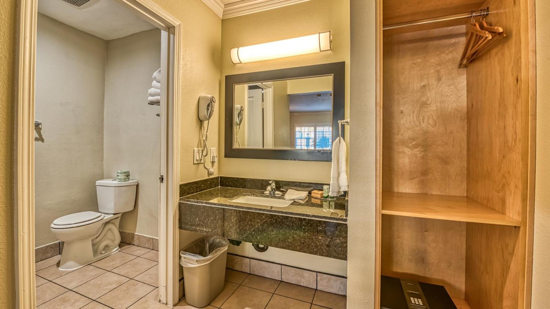 Hollywood City Inn photo 38