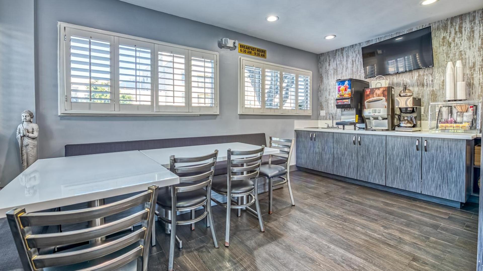 Hollywood City Inn photo 34