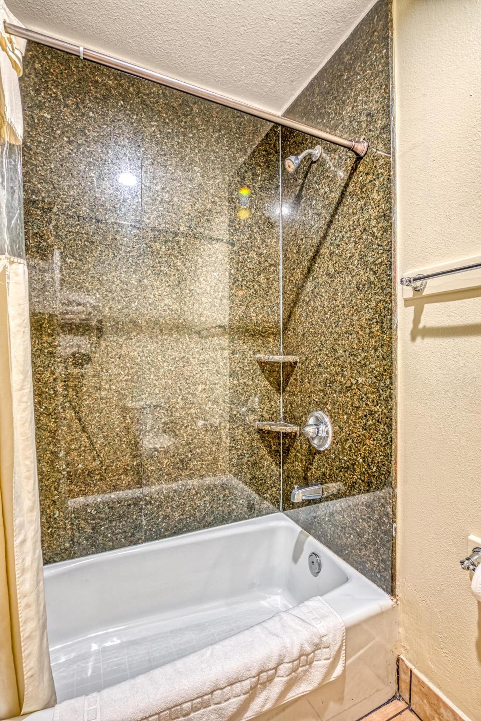 Hollywood City Inn photo 31