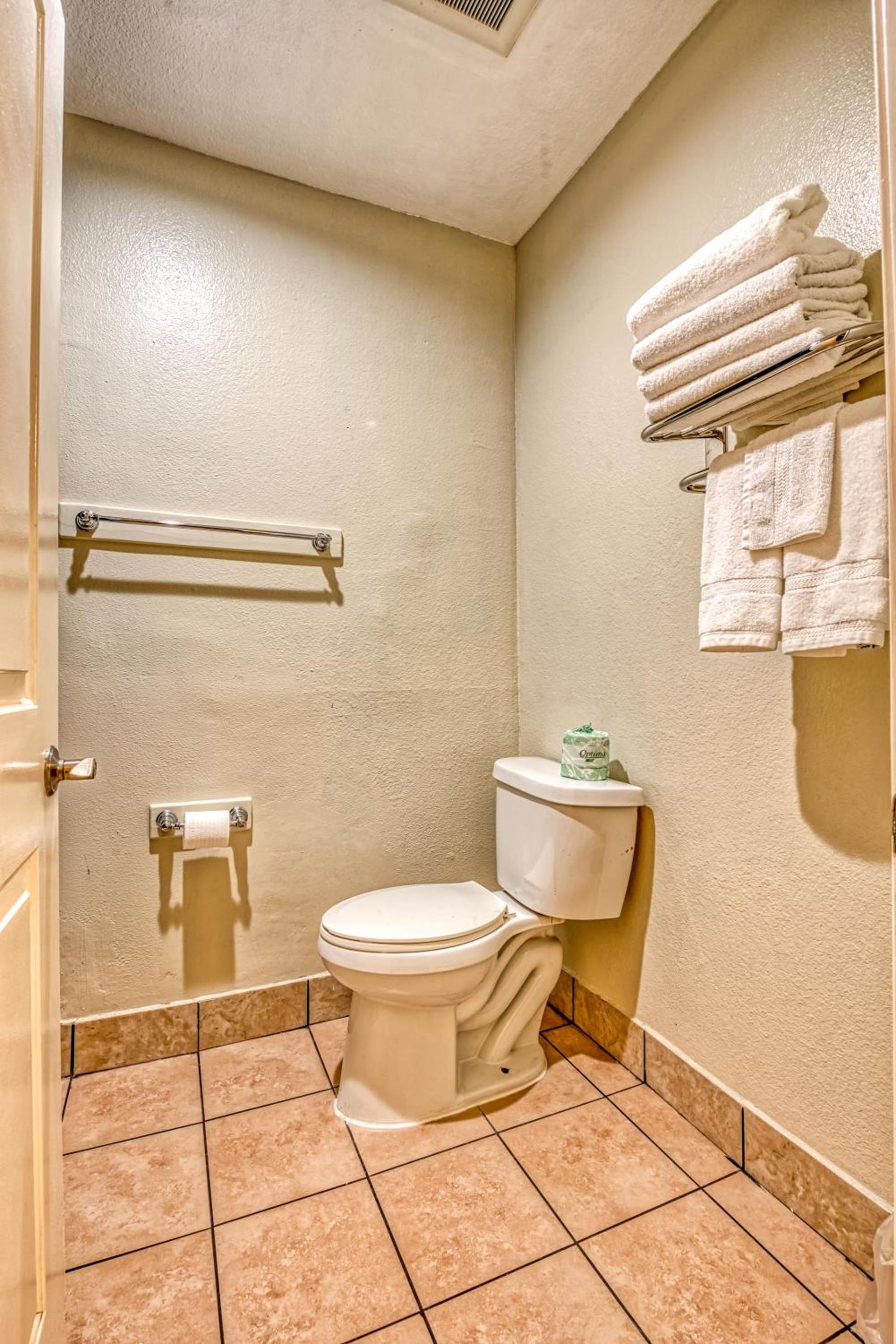 Hollywood City Inn photo 30
