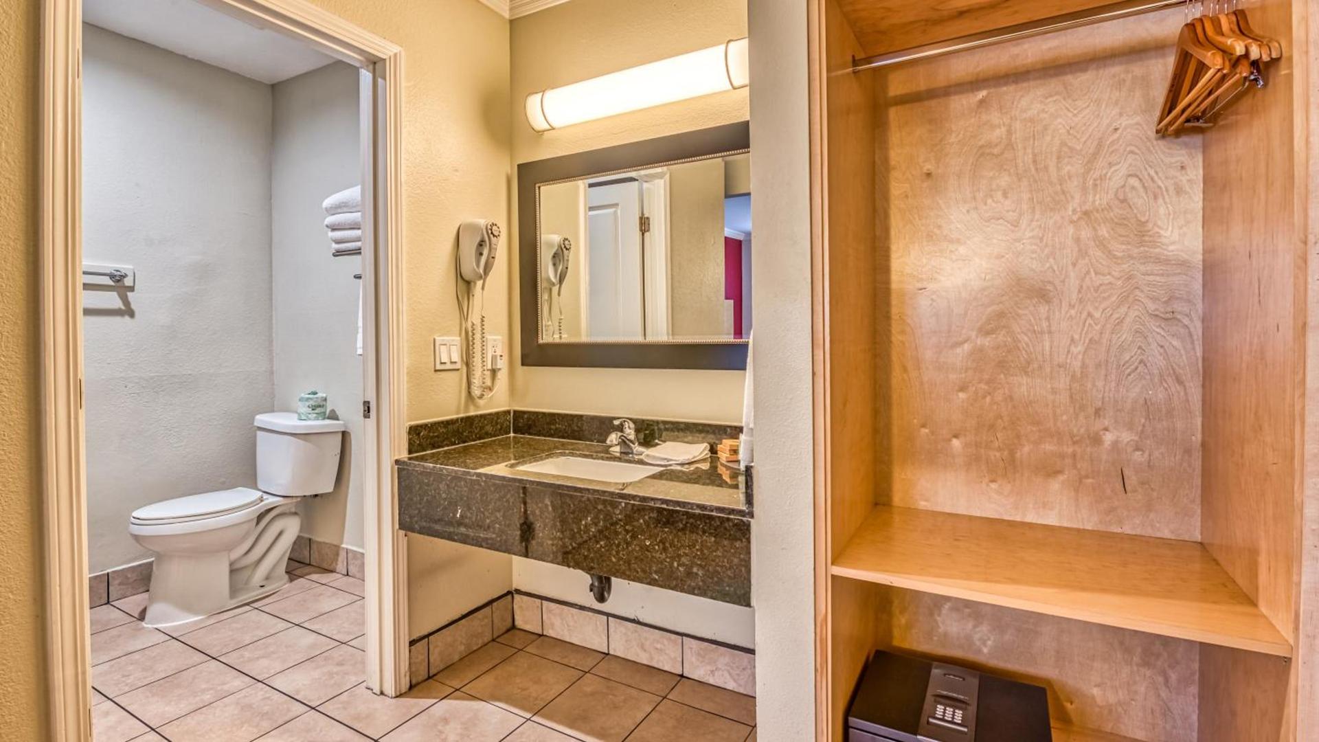 Hollywood City Inn photo 29