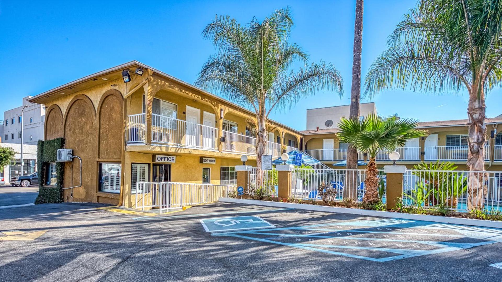 Hollywood City Inn photo 19