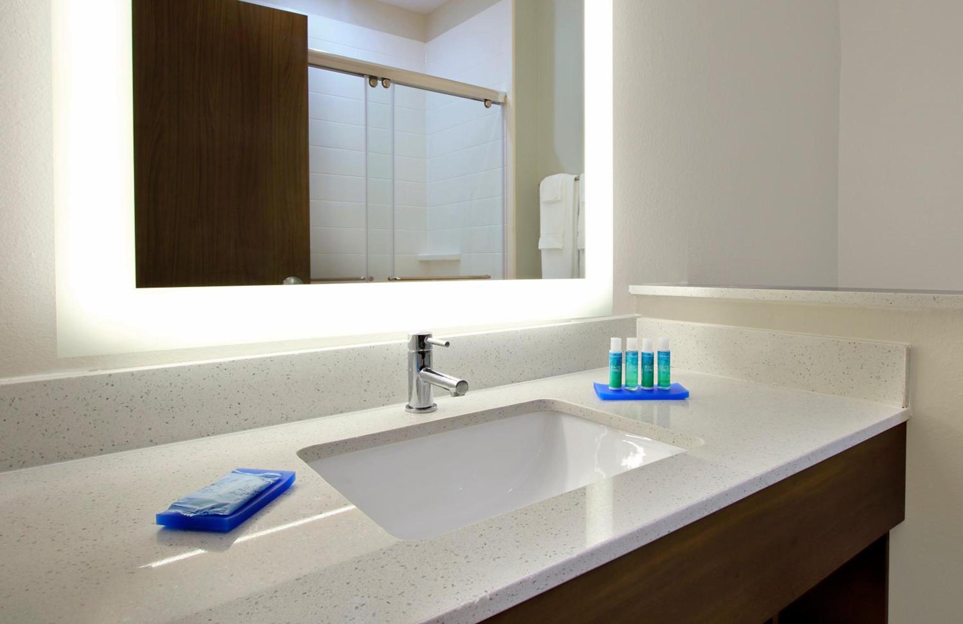 Holiday Inn Express & Suites - Brookshire - Katy Freeway by IHG photo 21