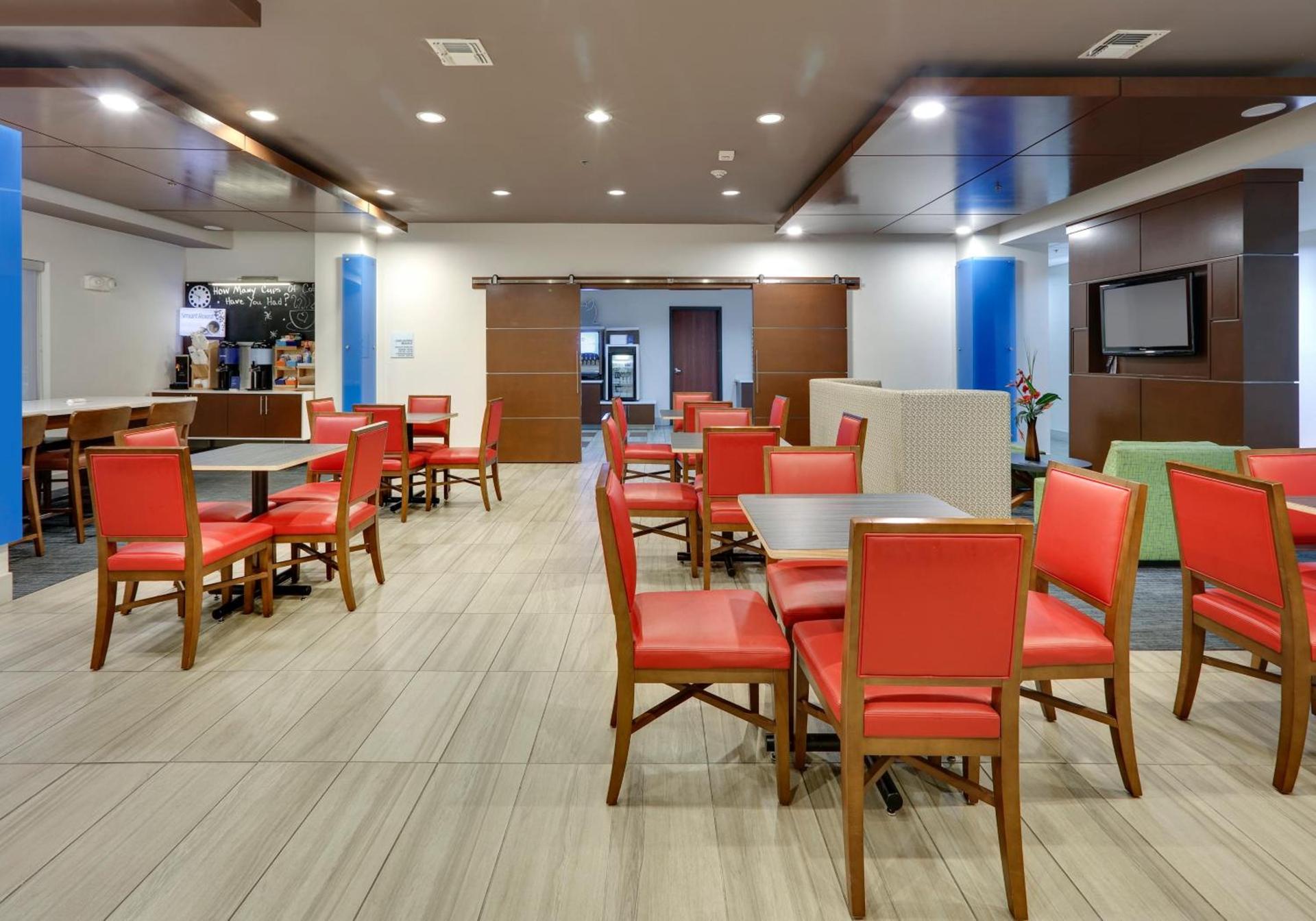 Holiday Inn Express & Suites - Denton North by IHG photo 24