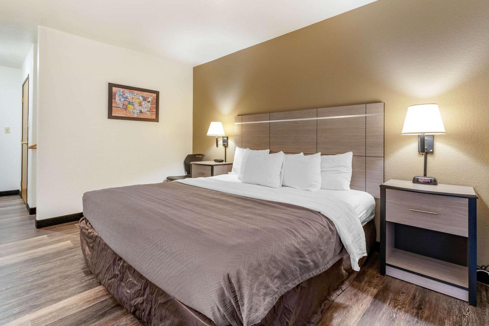 Econo Lodge Pueblo North photo 28