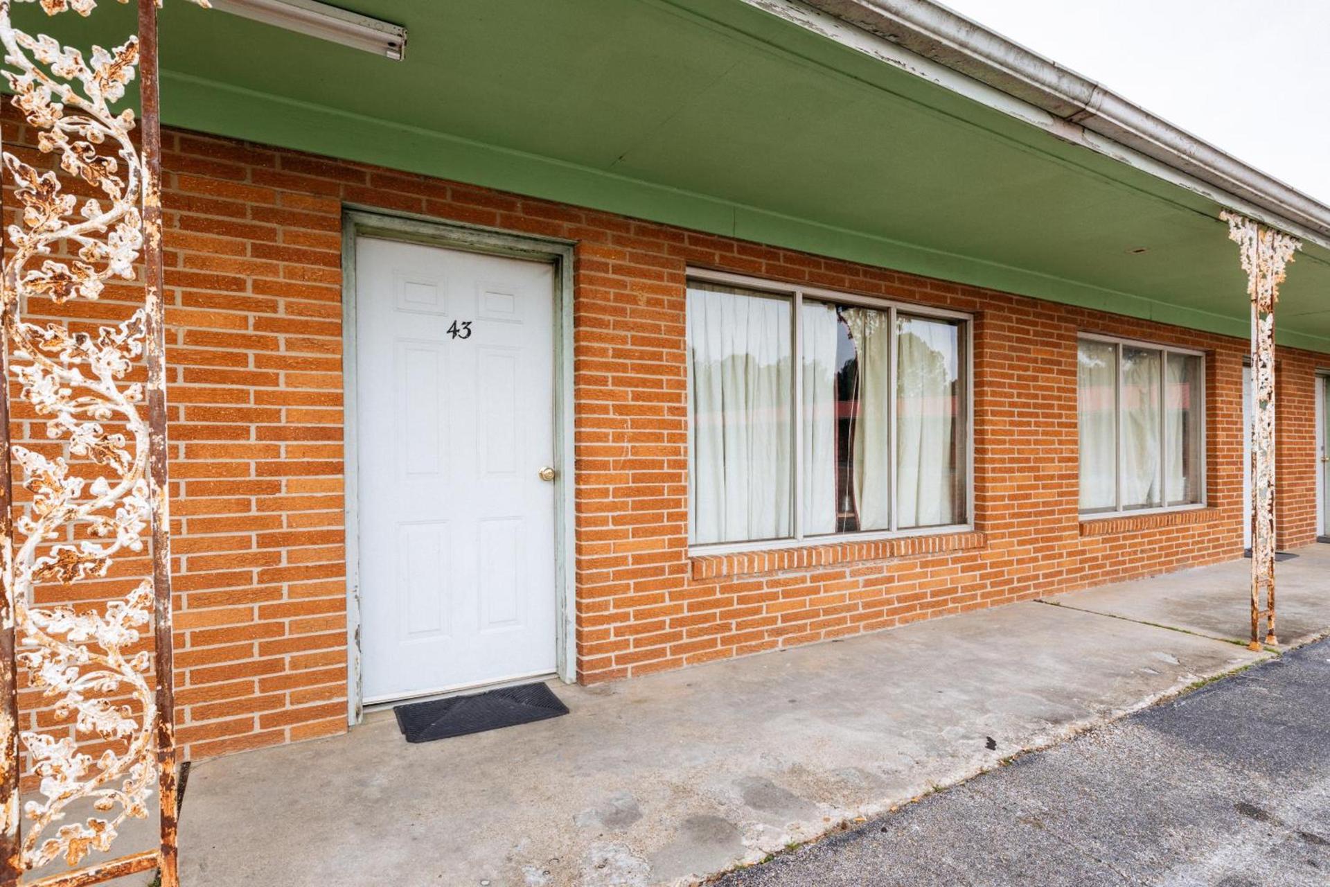 OYO Hotel Holly Springs MS photo 18